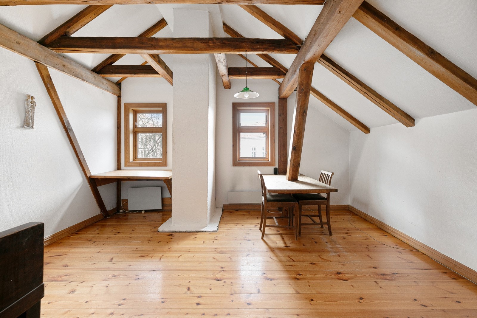 Innredet loft på 18 kvm med synlige bjelker og hyggelig vinuder på sidevegg. Galleribilde