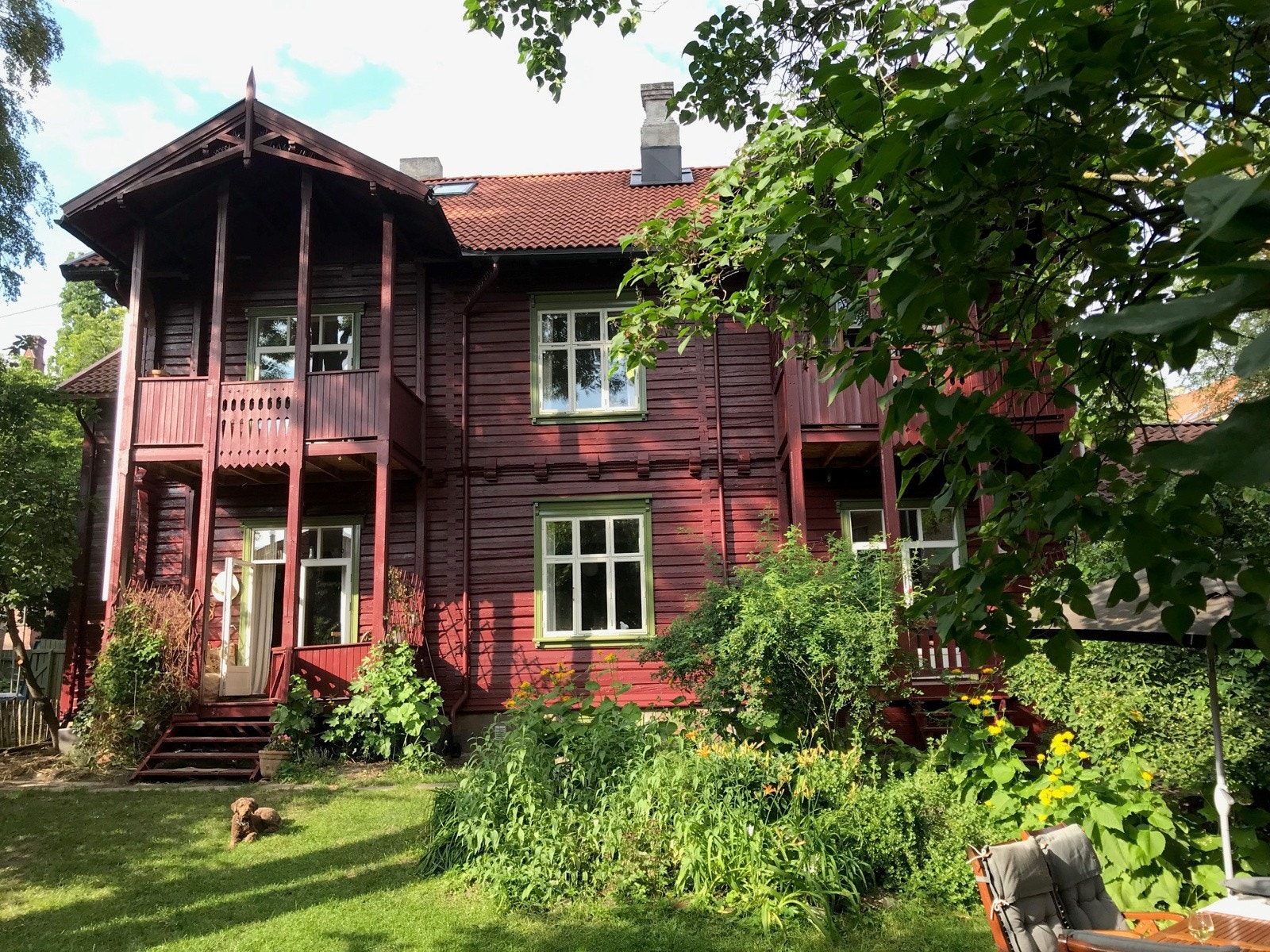 Hyggelig sommerbilde av fasaden levert av hyggelig nabo. Galleribilde