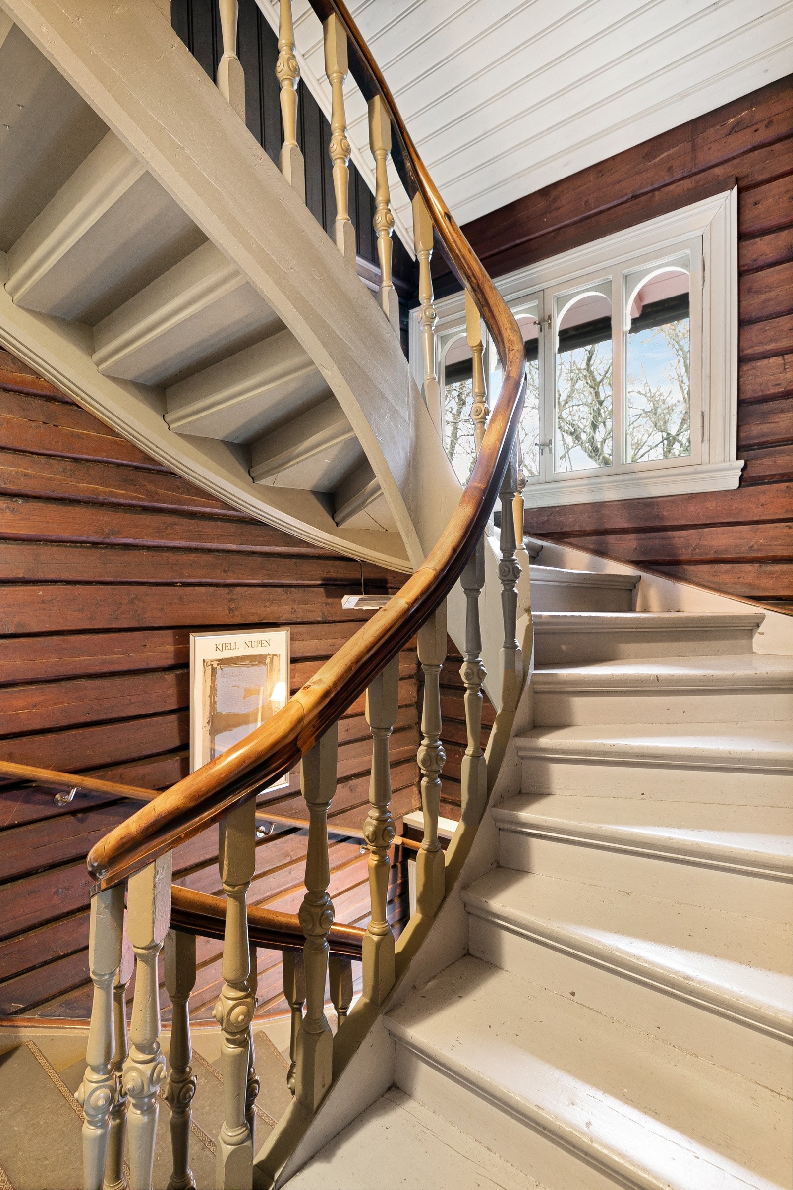 Villaen har et sjarmerende, felles inngangsparti med malt grønnmalt tretrapp, rekkverk i hvitt og en flott, tofløyet dør med store glassfelt Galleribilde