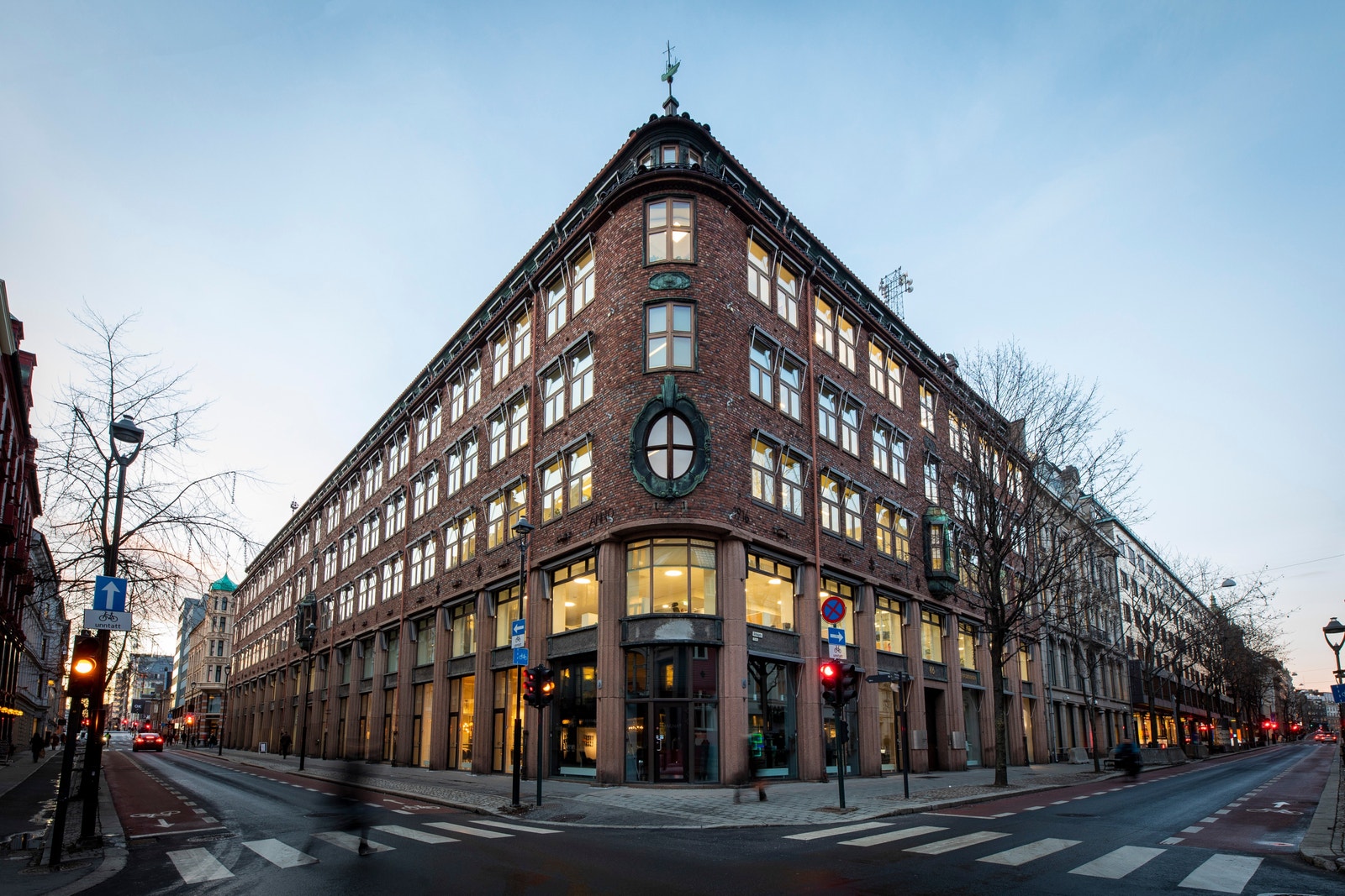 Flott fasade i hjørnet Kongens gate / Rådhusgata Galleribilde