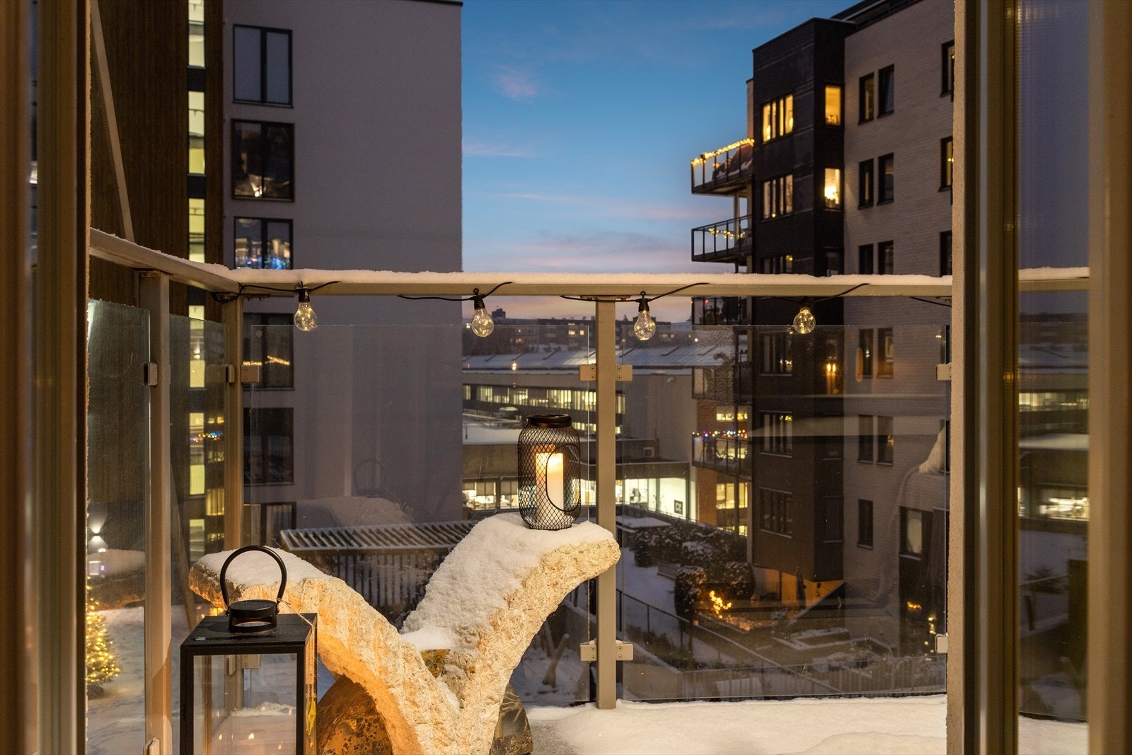 Kveldsstemning balkong. Galleribilde