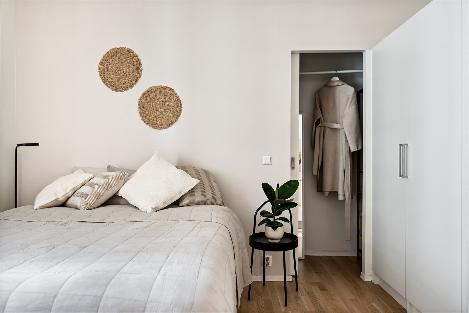 Pent soverom med garderobeskap og eget walk-in closet på 3 m². Galleribilde