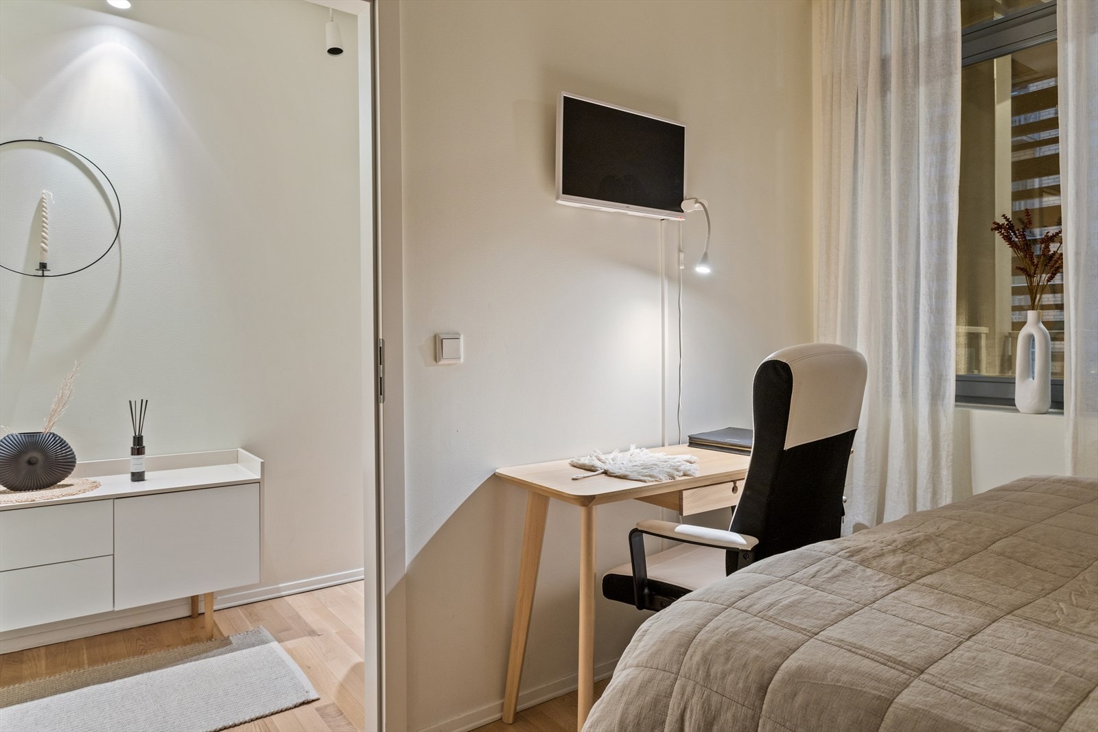 Det er også plass til en liten kontorpult på soverommet om ønskelig. Galleribilde