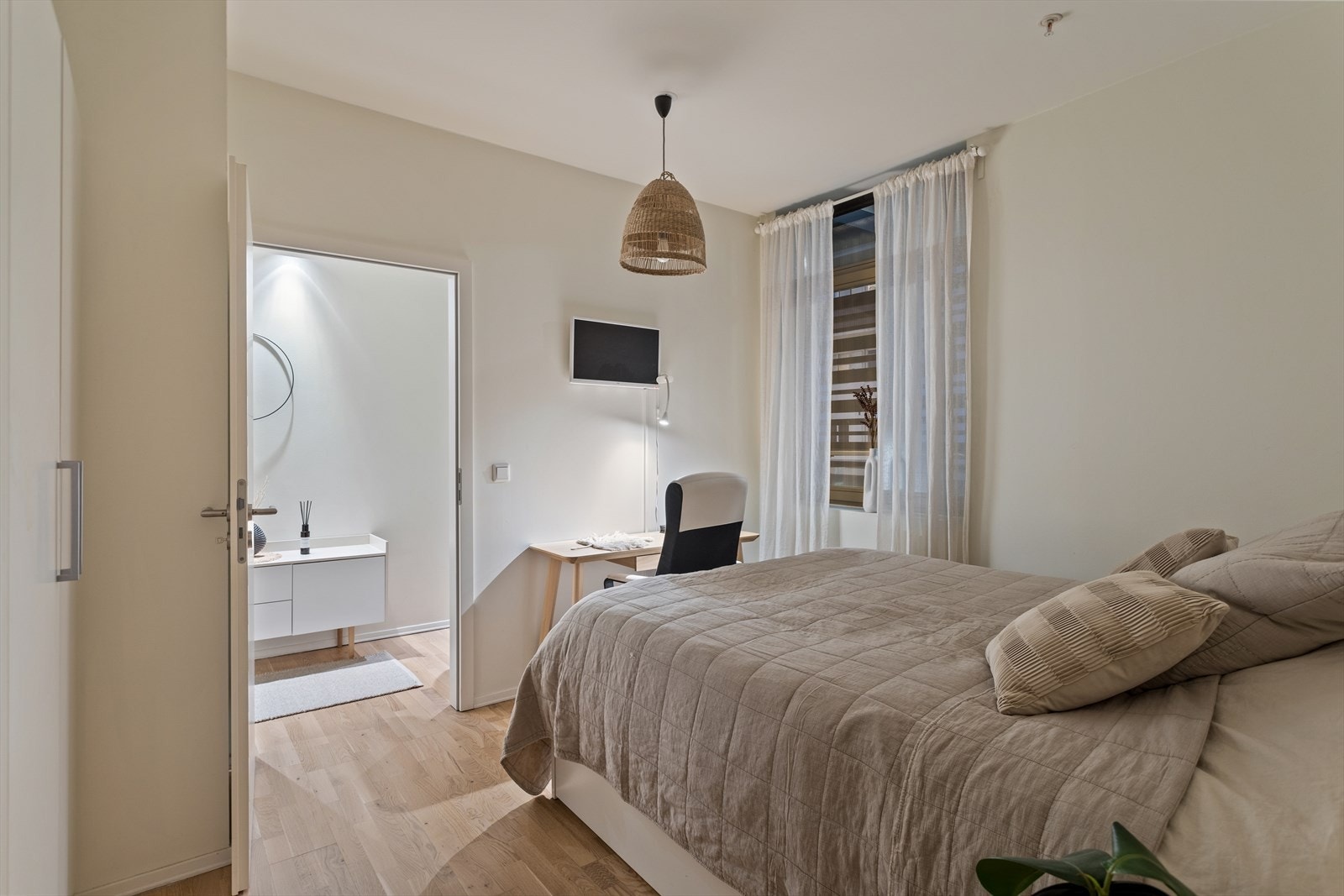 Romslig soverom med walk-in closet og plass til dobbeltseng nattbord. Galleribilde
