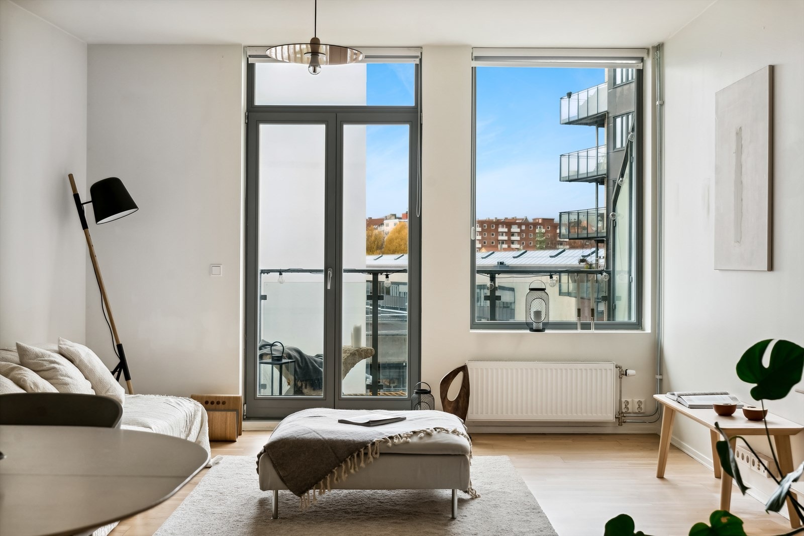 Fra stuen er det fine siktlinjer og utgang til leilighetens solrike balkong. Galleribilde