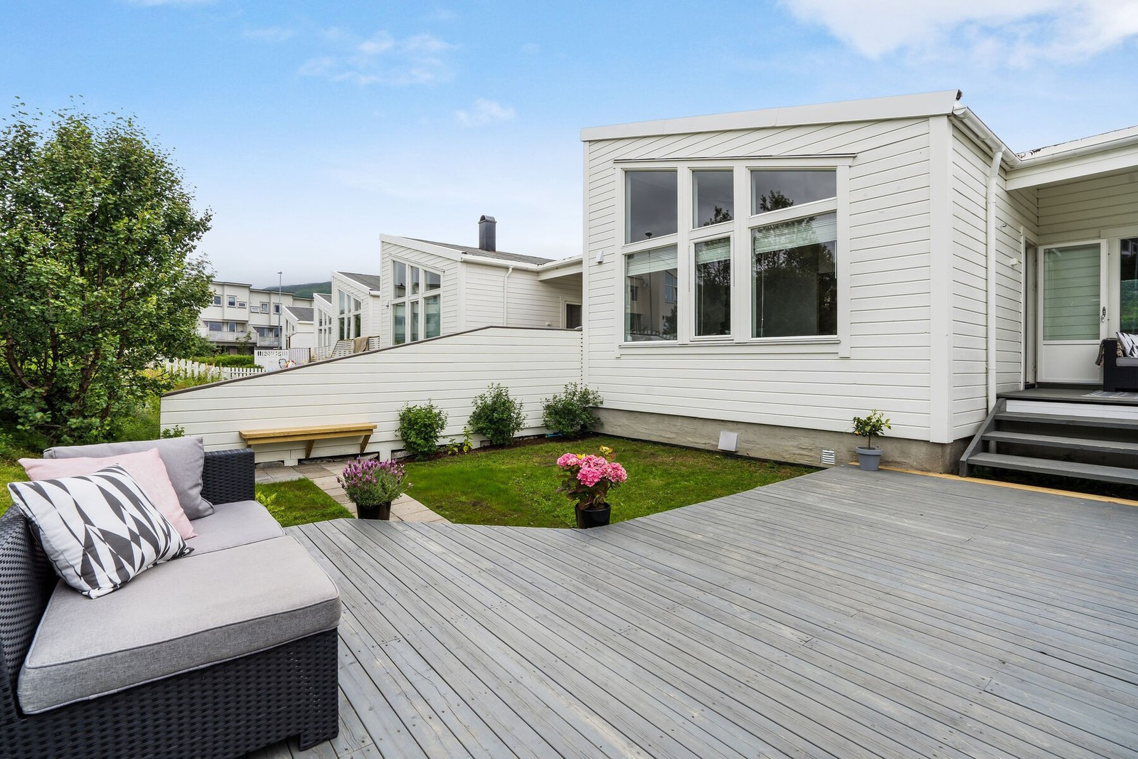 Her er også plen og plass til trampoline. Sommerbilde 2021.