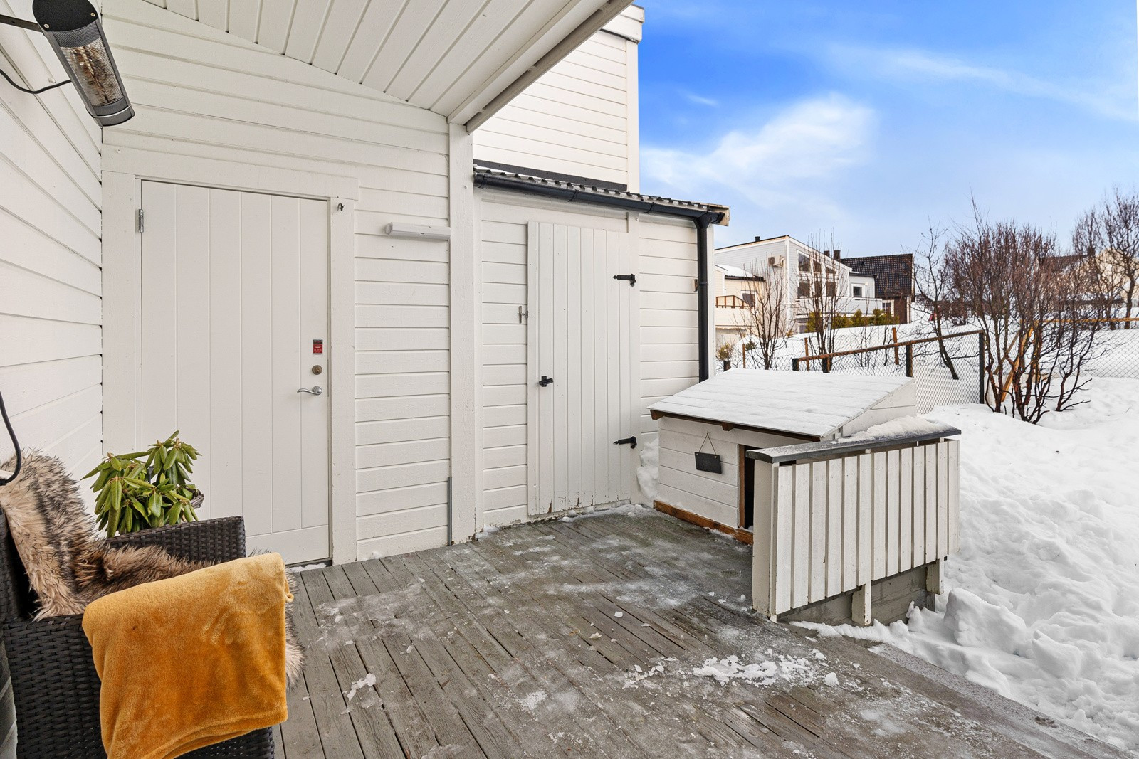 Utgang fra stue til veranda og markterrasse, i tillegg til boder.