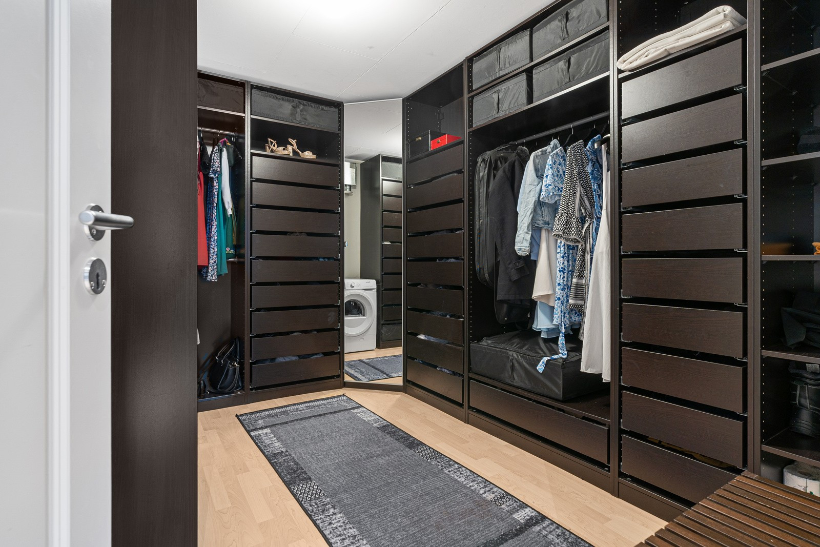 Bod/ walk-in garderobe. Her står også tørketrommelen - svært praktisk for effektiv håndtering av klær!
