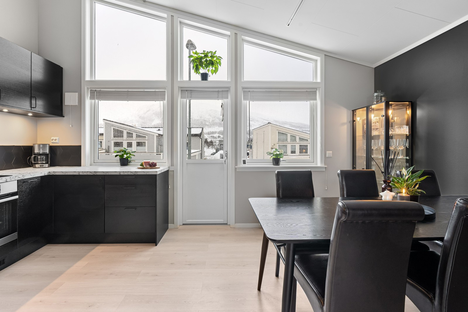God plass til stort spisebord og et svært praktisk utformet kjøkken!