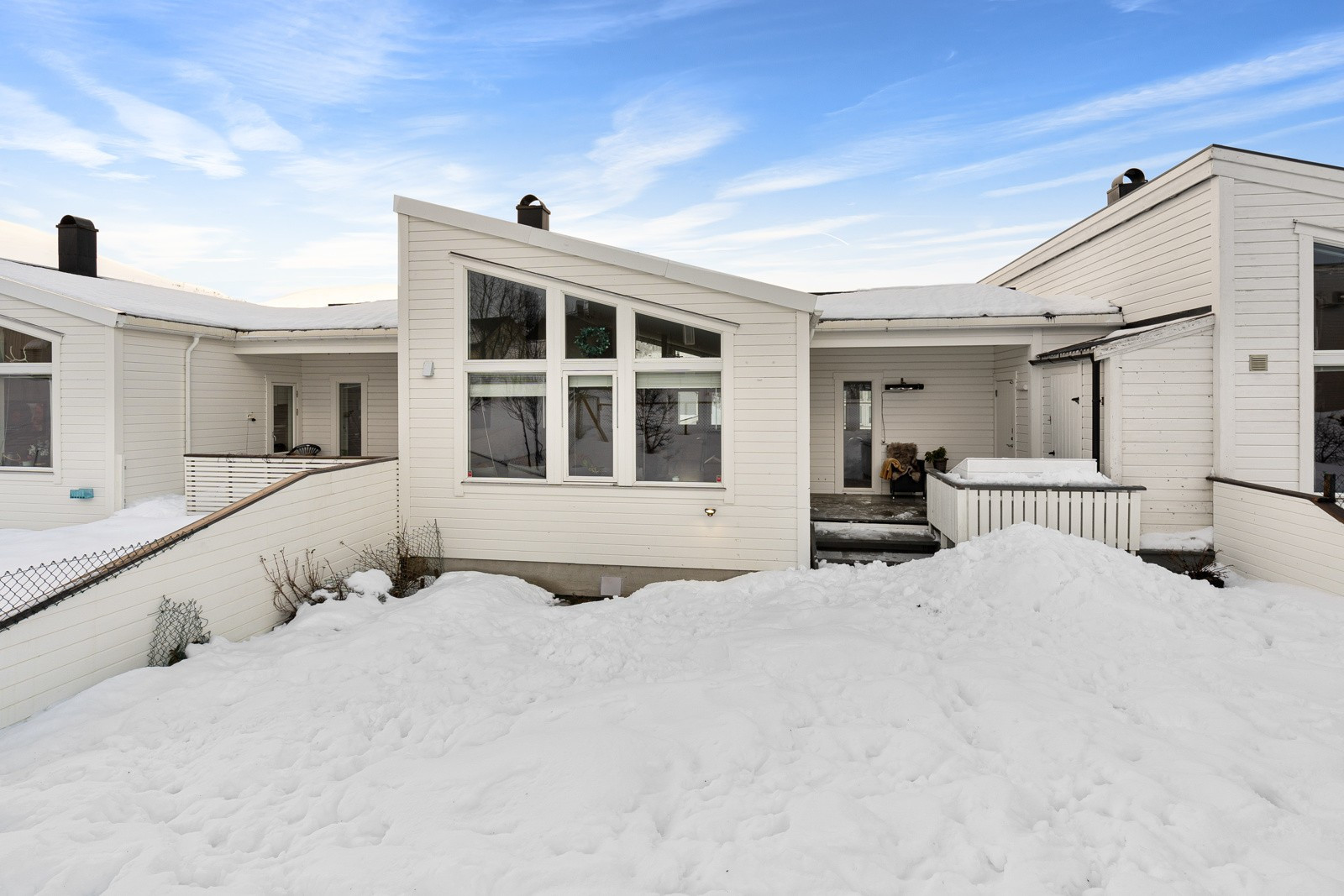 Utenfor stuen er det stor veranda og marketerrasse vendt mot sørvest samt en liten inngjerdet hage.