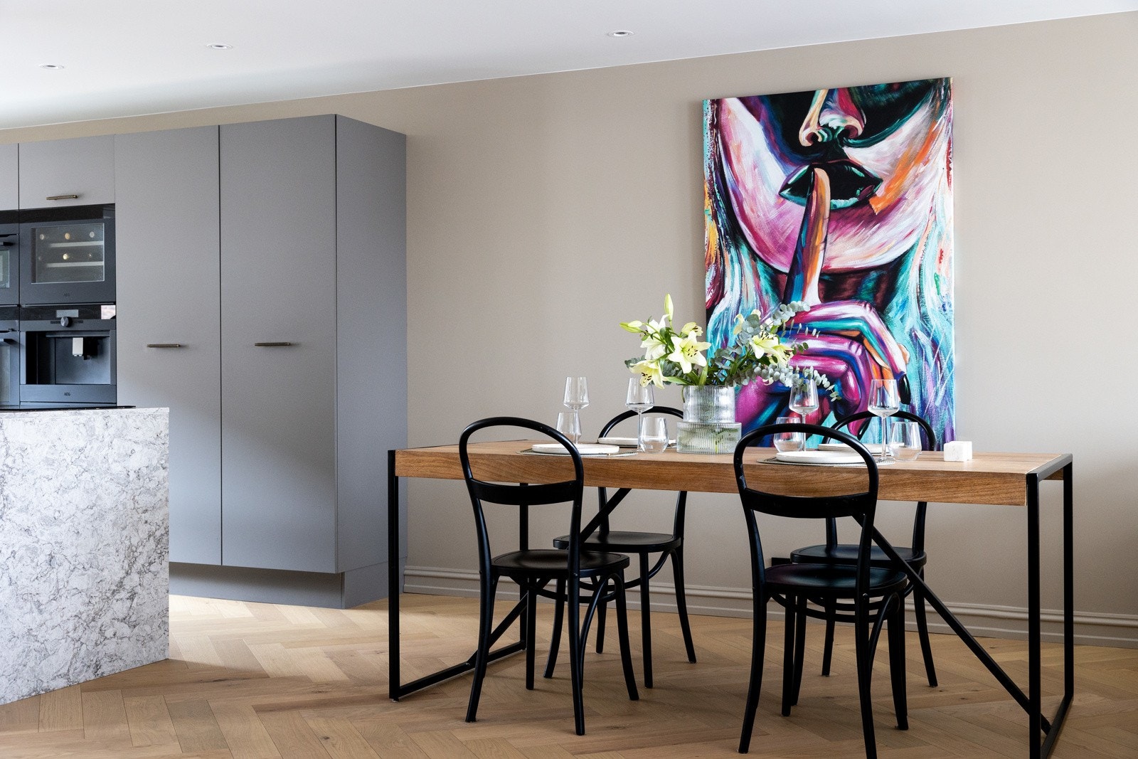 En lys og lekker 3-roms leilighet med svært attraktiv beliggenhet. Galleribilde