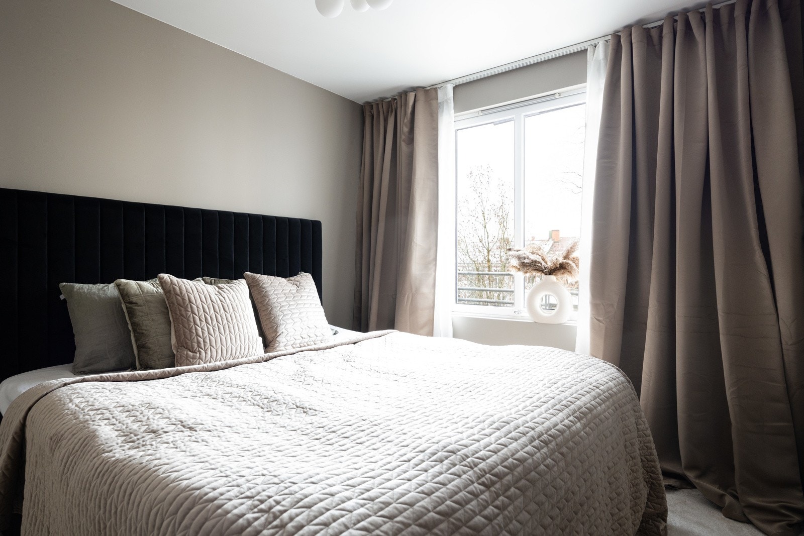 Boligen har to soverom av generøs størrelse med plass til dobbeltseng, nattbord og garderobe Galleribilde