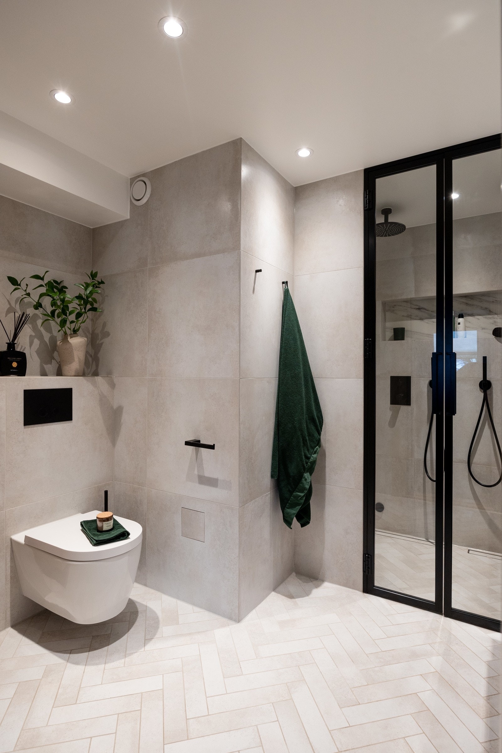 Badet fremstår med eksklusive detaljer og påkostede løsninger. Galleribilde