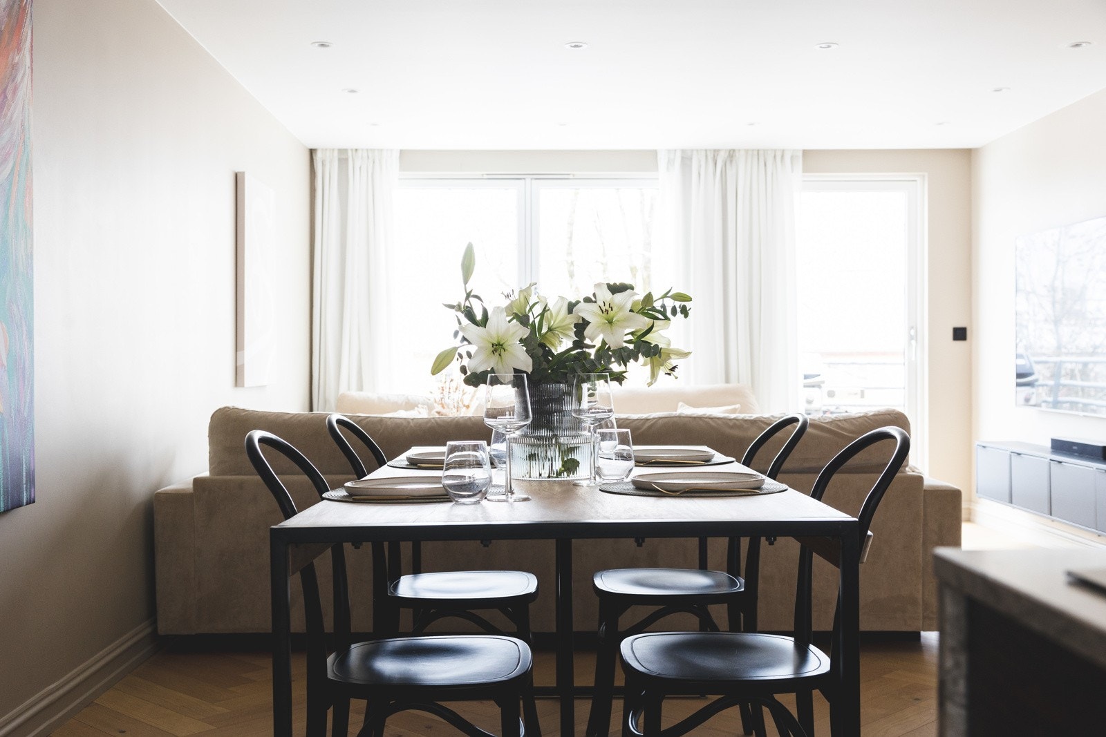 Veggflatene er malt i en lun beigefarge Galleribilde