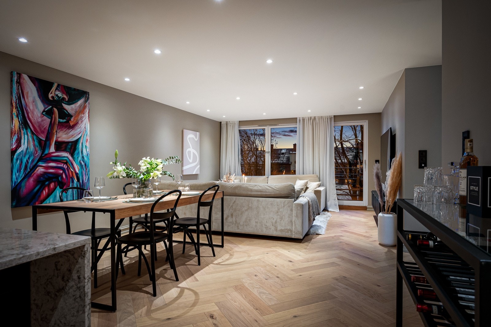 Stuen er naturlig inndelt i ulike brukssoner, og det passer utmerket å innrede med spisegruppe, sofagruppe, tv-møbel og ønsket møblement. Galleribilde