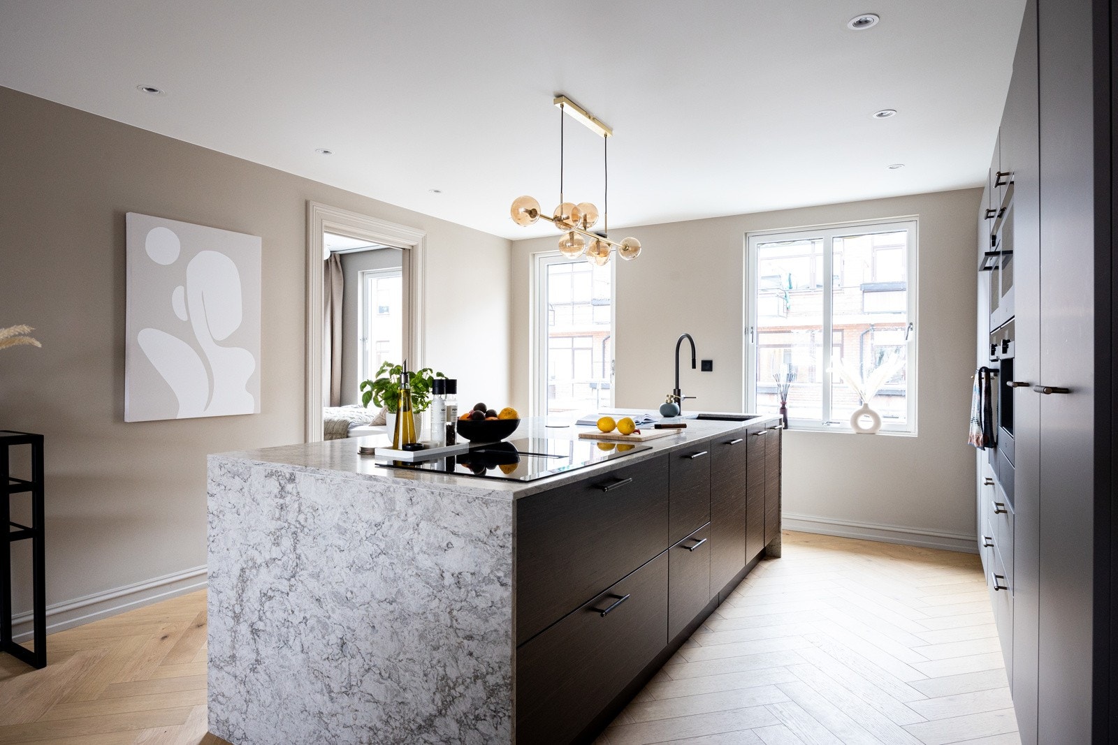 Sosialt kjøkken med godt med benke- og skapplass Galleribilde