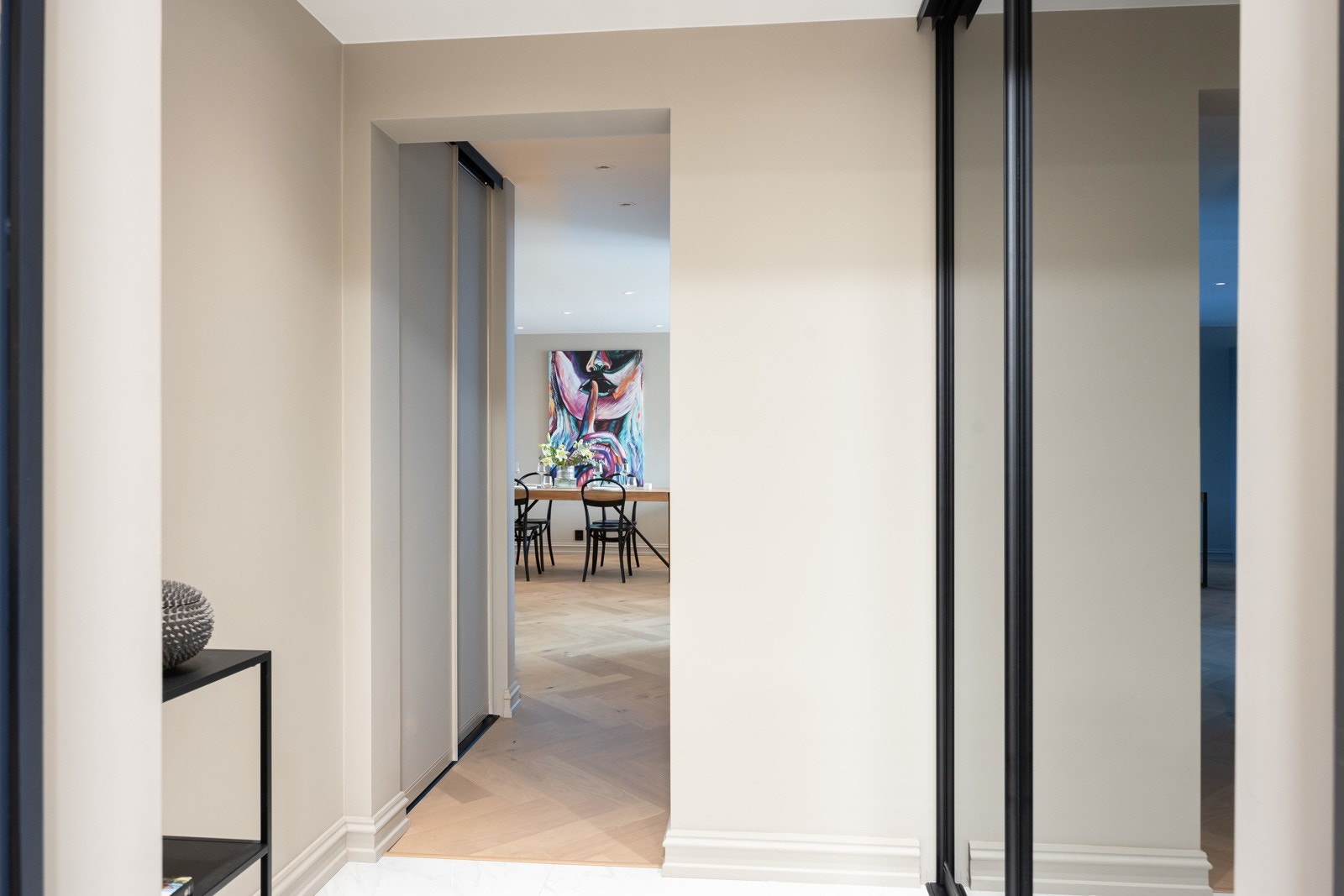 Allerede i leilighetens entré får du et godt inntrykk av hjemmets eksklusive preg. Galleribilde