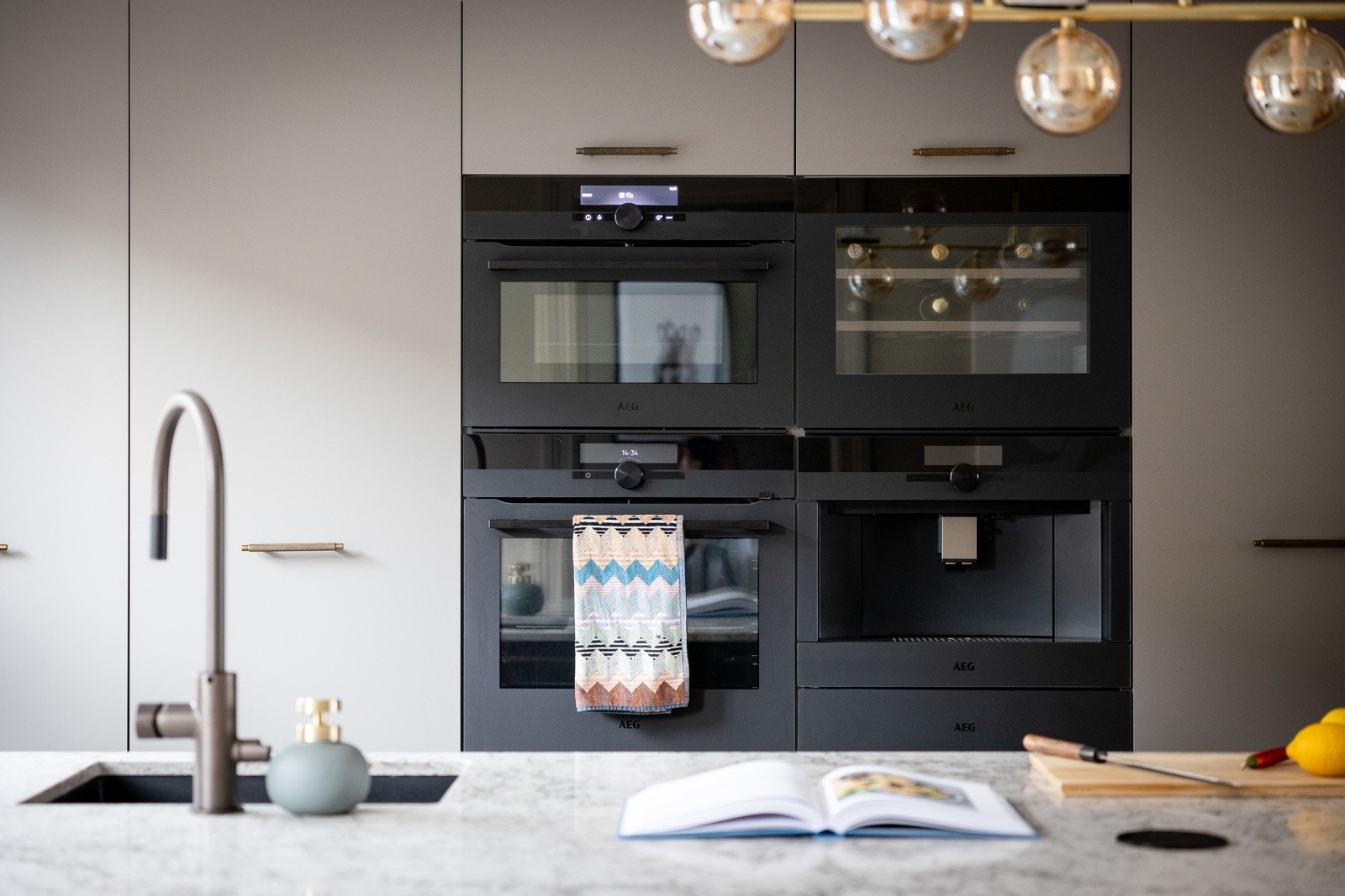 Integrerte hvitevarer består av innfelt platetopp i benkeplate,varmeskuff, vinskap, oppvaskmaskin, komfyr, kaffemaskin, kombiovn og kjøl/frys. Galleribilde