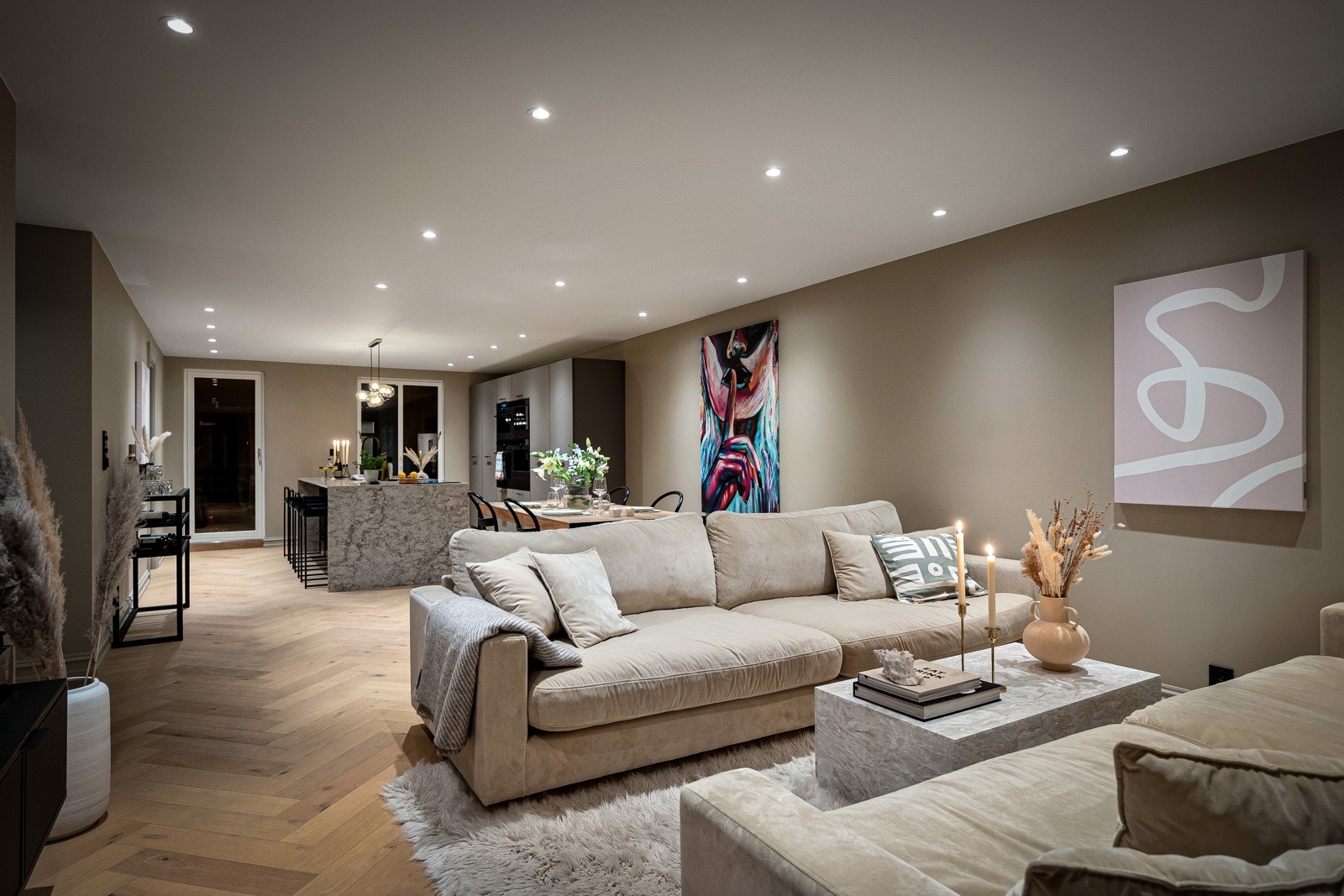 Et herlig oppholdsrom med en åpen stue-/kjøkkenløsning som naturlig blir boligens samlingspunkt Galleribilde