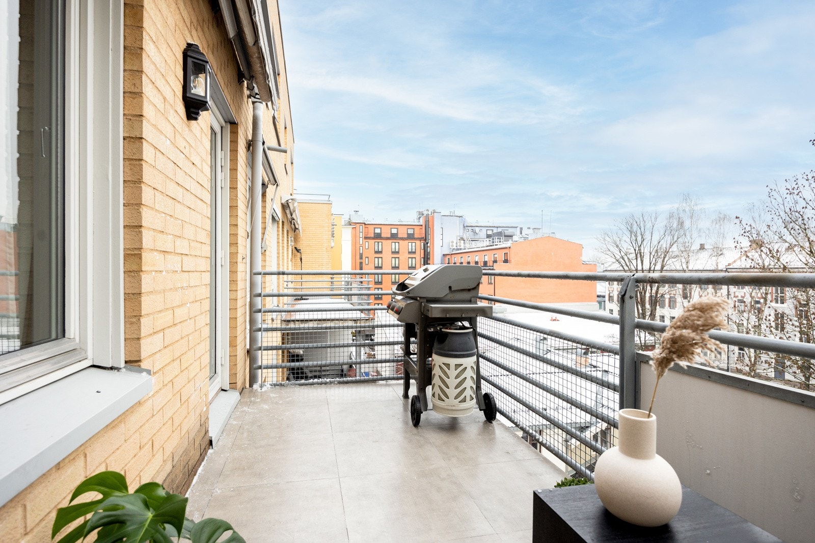 Balkong 1 har utgang fra stue og vender mot stille bakgård Galleribilde