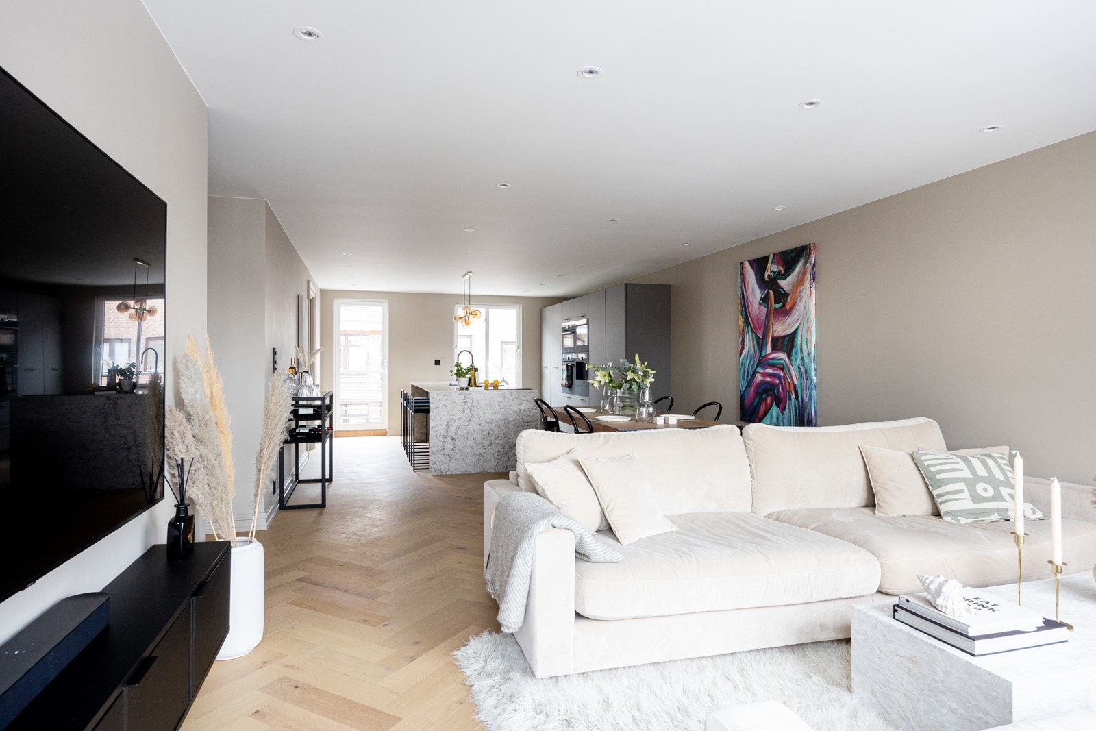 Boligen ble totalrenovert i 2022 med en gjennomgående høy standard Galleribilde