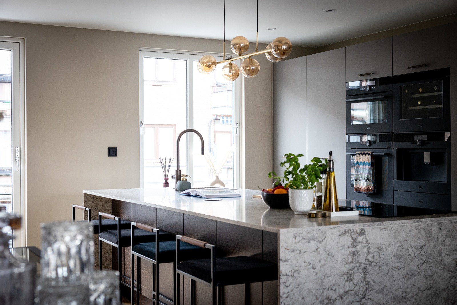 Kjøkkenet er betydelig påkostet og fremstår som meget eksklusivt Galleribilde