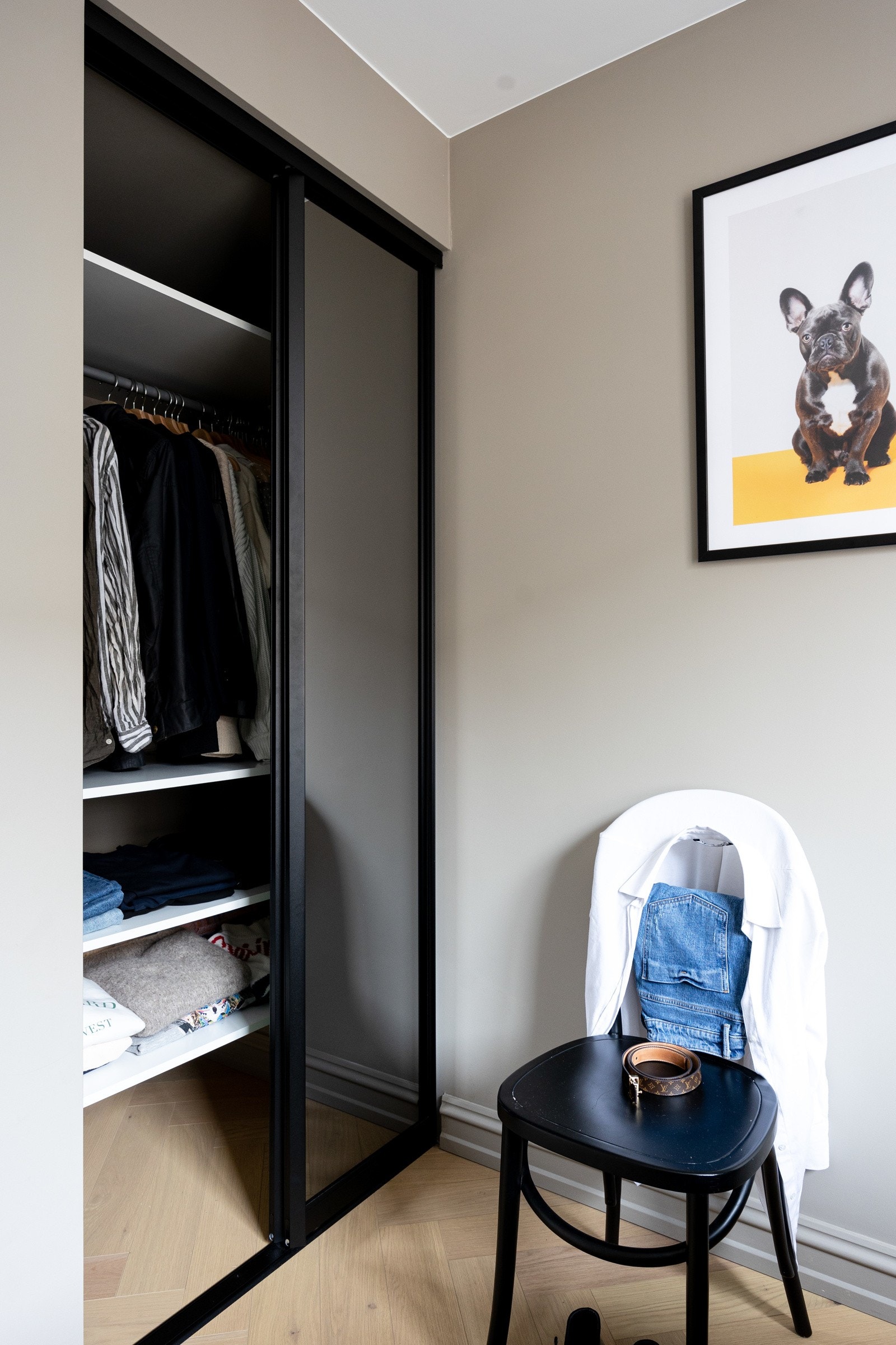 Soverom 2 har et praktisk og flott innebygget garderobeskap Galleribilde