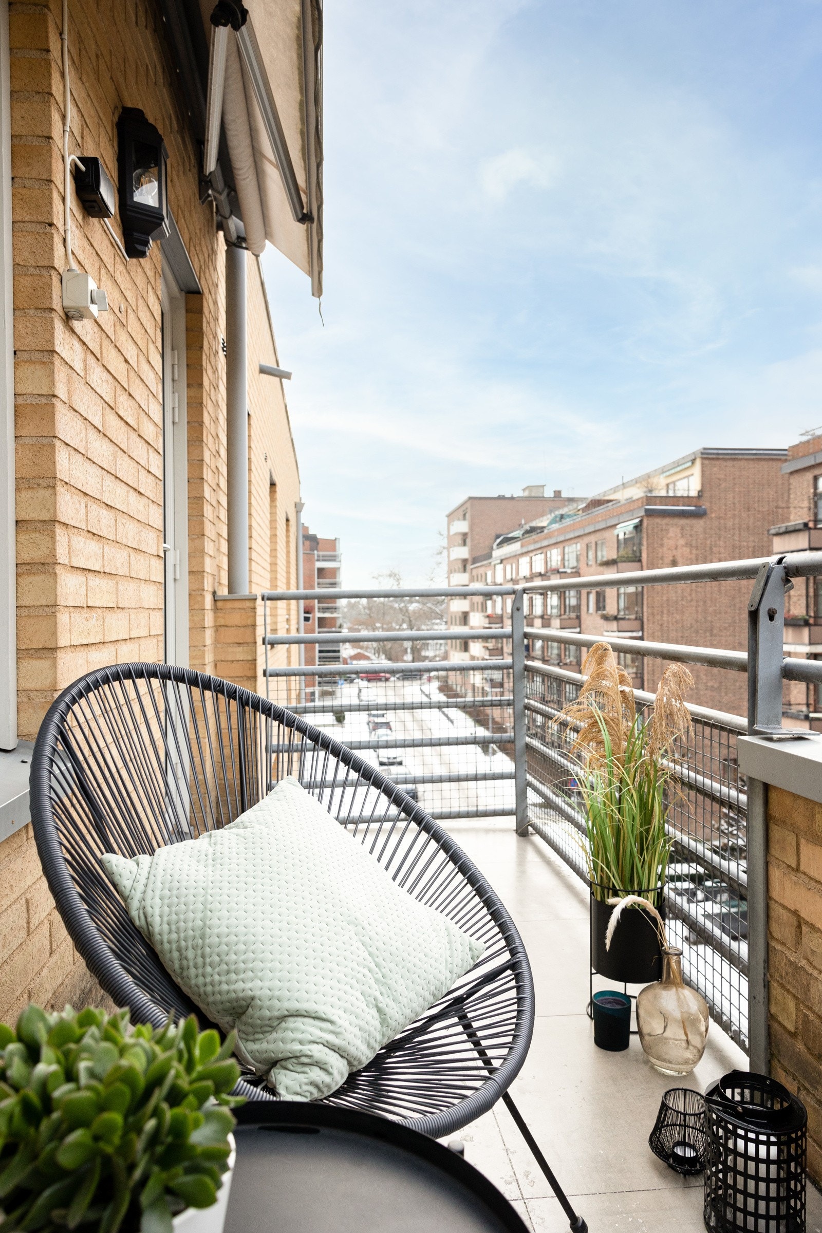 Balkong 2 er 5,7 m2 vestvendt og vender ut mot gaten. Denne balkongen har sol fra ca. kl 15:00 - 20:00 Galleribilde