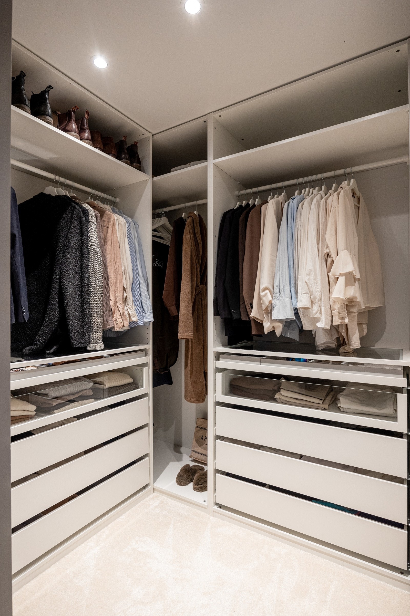 Hovedsoverom har en luksuriøs garderobeløsning med walk-in closet Galleribilde