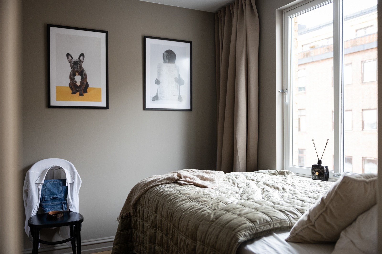 Soverommet har store vindusflater som slipper inn mye naturlig lys Galleribilde