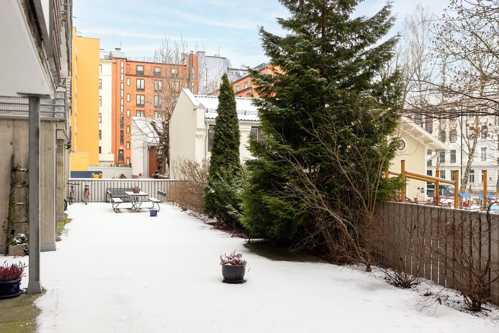 Bakgård Galleribilde