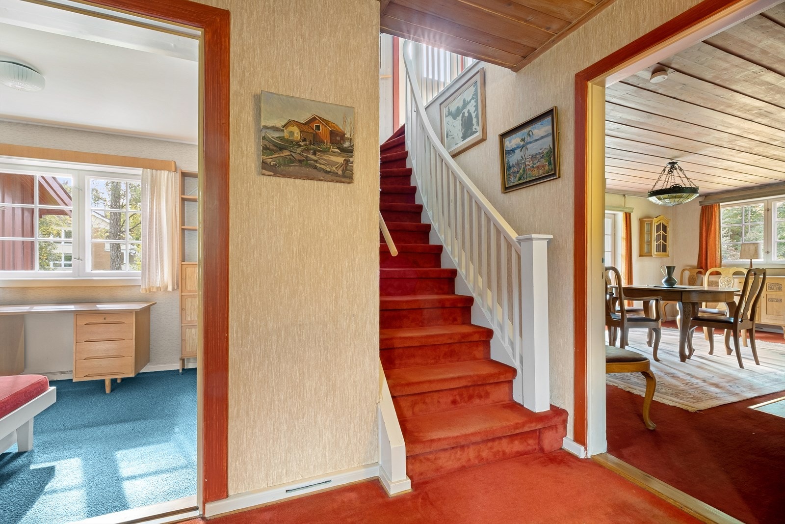 Inngang til soverom nr. 1, trapp til 2. etasje og inngang til spisestue. Galleribilde