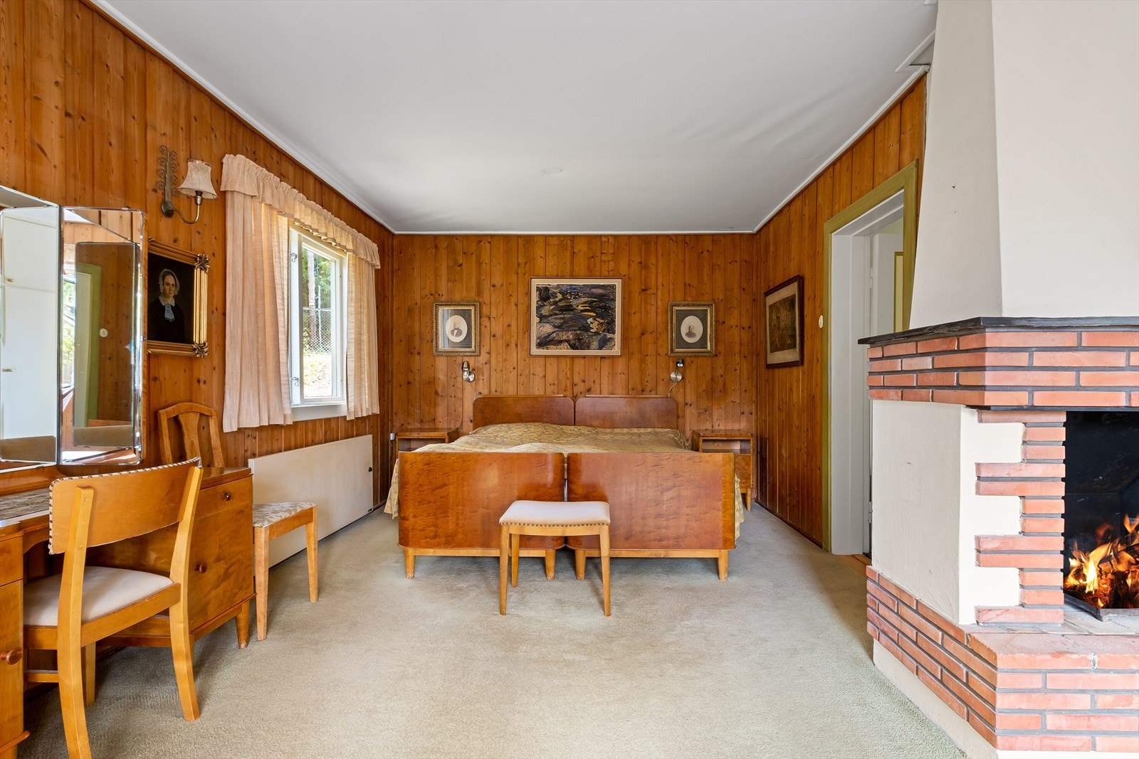 Hovedsoverommet har god plass til dobbeltseng, tilhørende nattbord og garderobeskap. Galleribilde