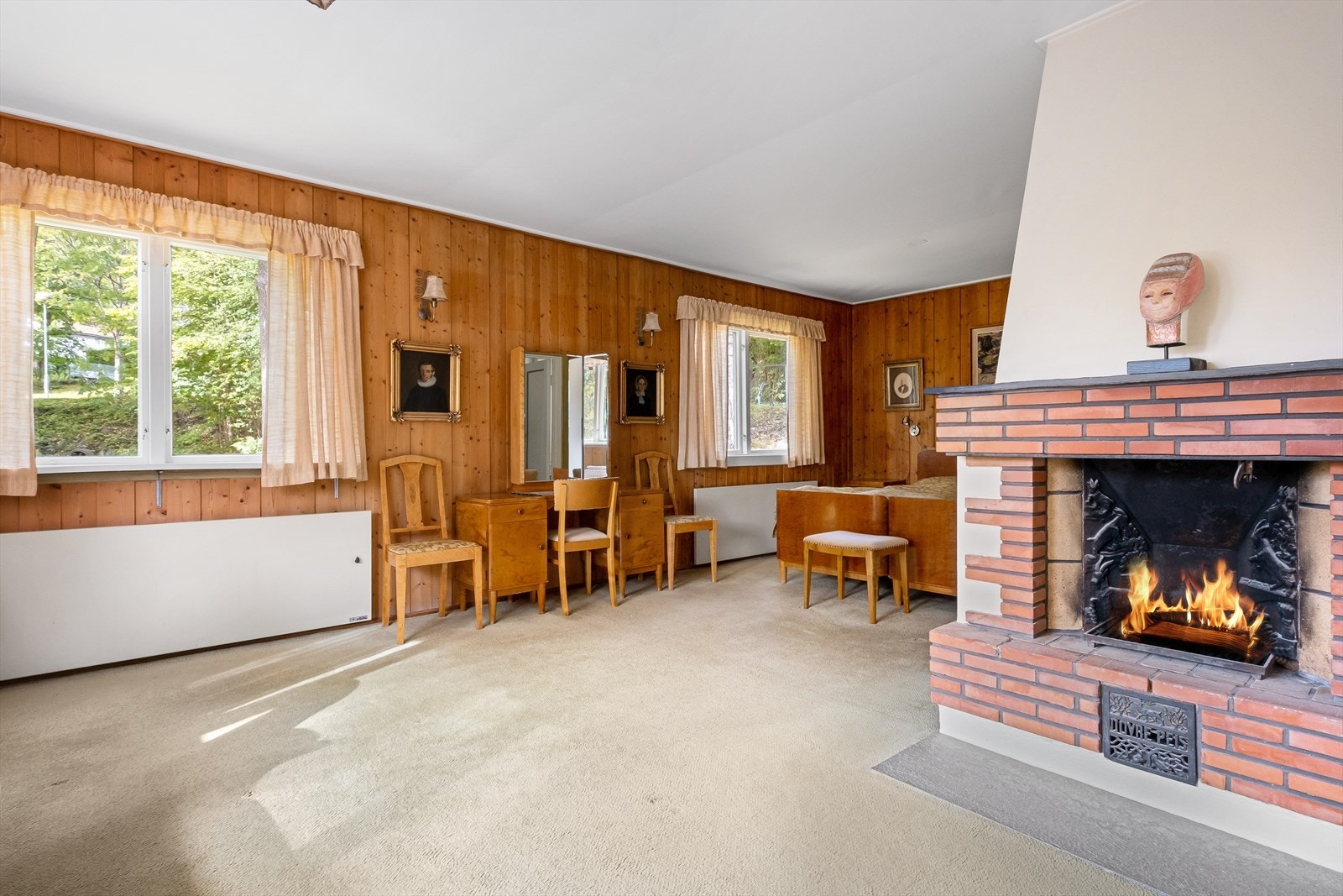 Soverom nr. 2.
Videre kommer man til hovedsoverommet, som har peis og egen inngang til omkledningsrommet. Galleribilde