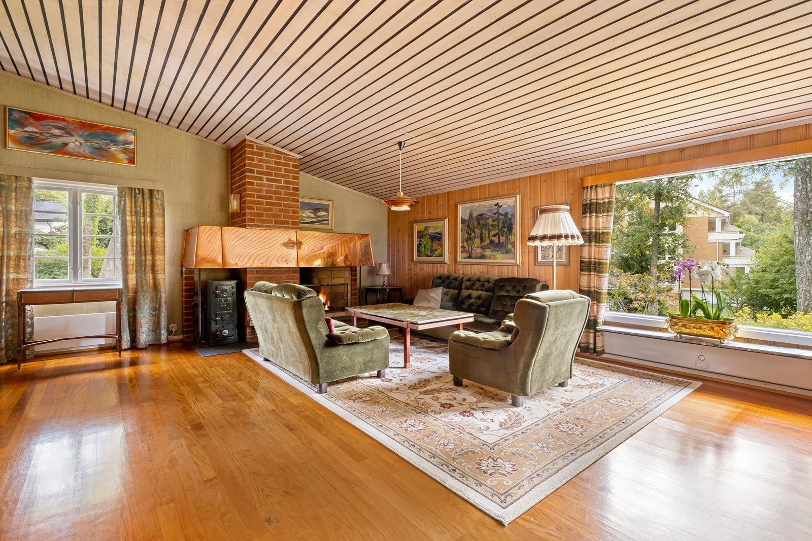 Stuen har peis og store, fine vindusflater som gir rikelig med lysinnslipp. Galleribilde