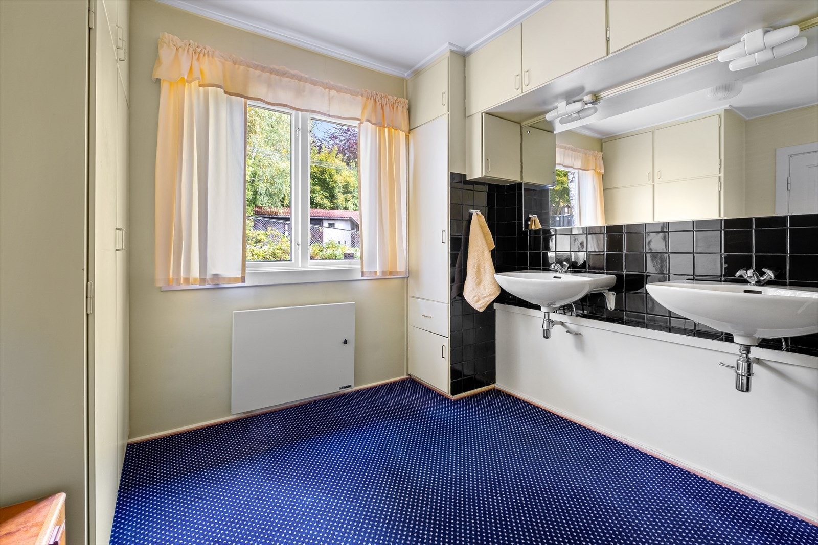 Omkledningsrom. Godt med skap - og oppbevaringsplass. Galleribilde