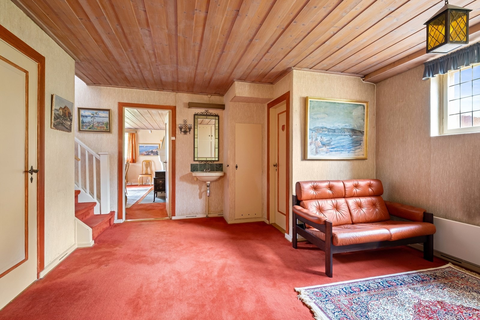 Romslig hall med et stort garderobeskap og god plass til sittegruppe/ alternativt møblement. Galleribilde