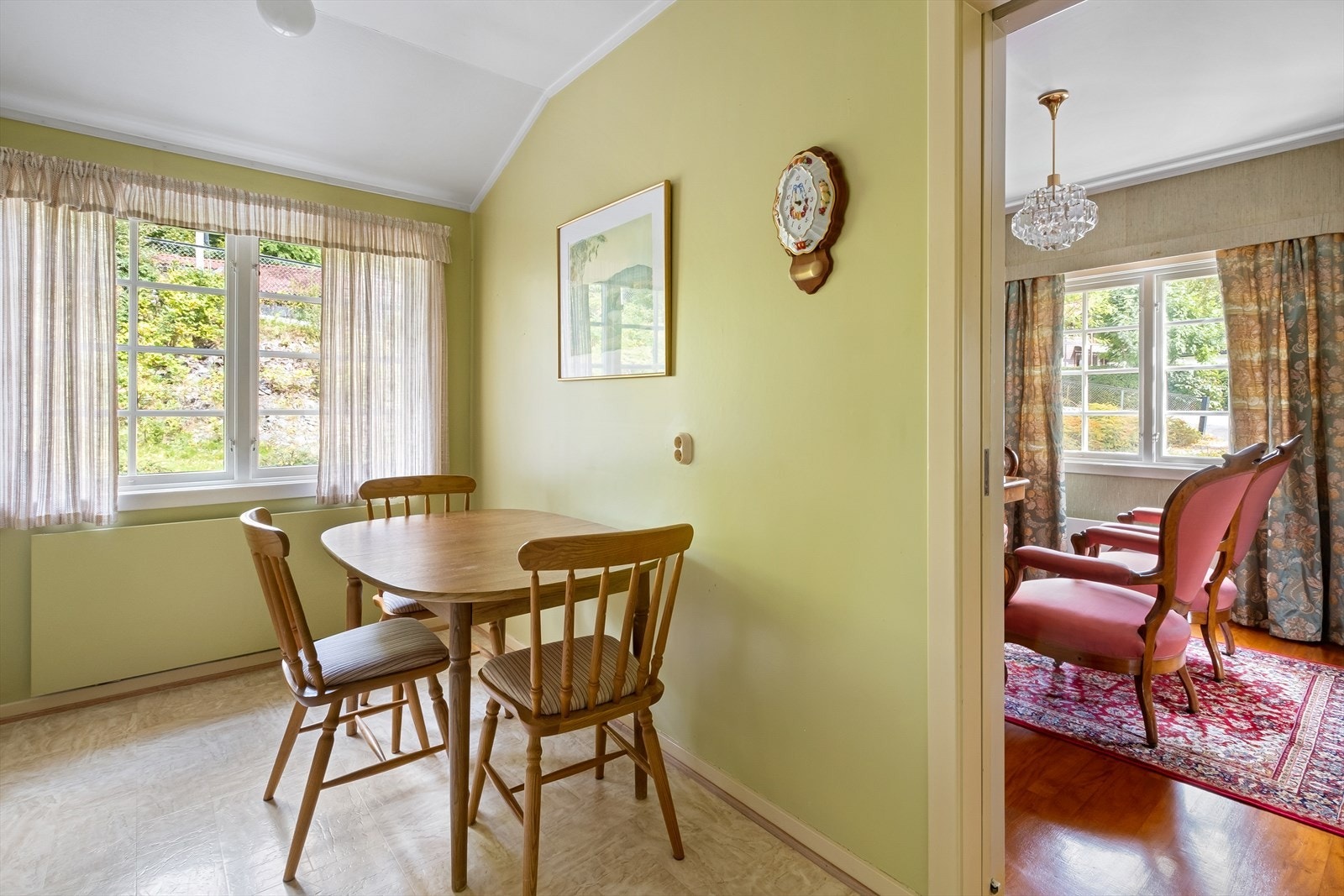 Kjøkkenet er velholdt, med normal bruksslitasje. Galleribilde