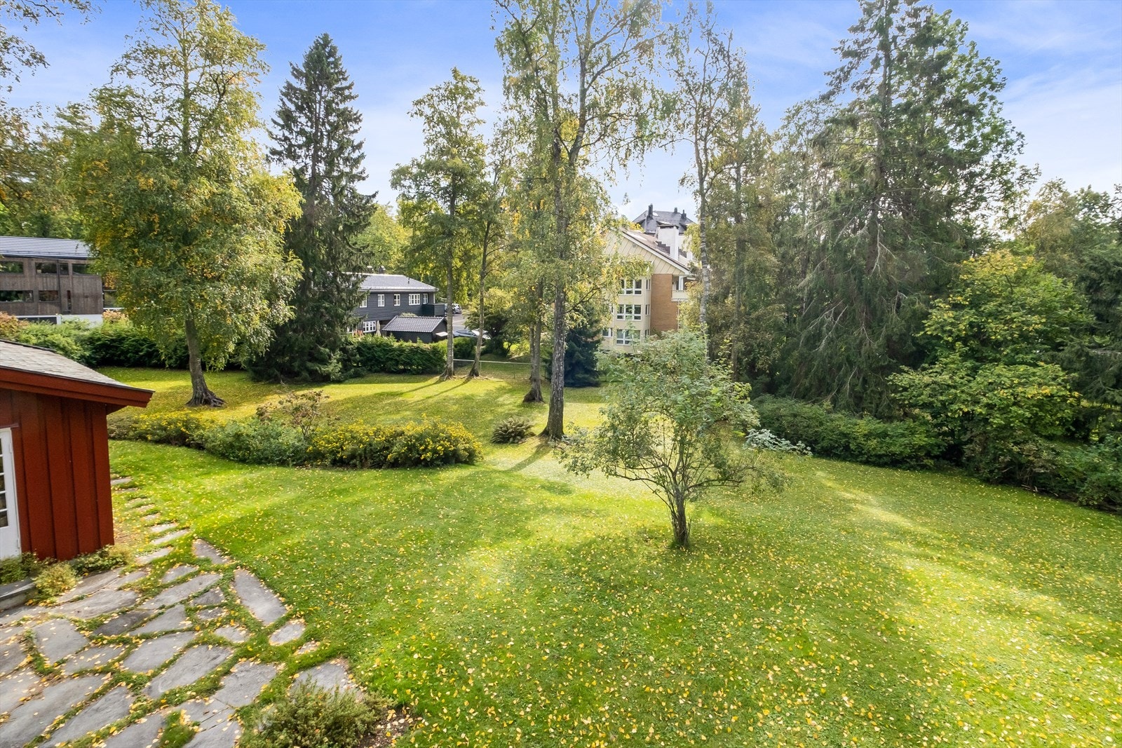 Sommerbilde: Fin utsikt. Hyggelig uteplass, tilbaketrukket og usjenert. Galleribilde