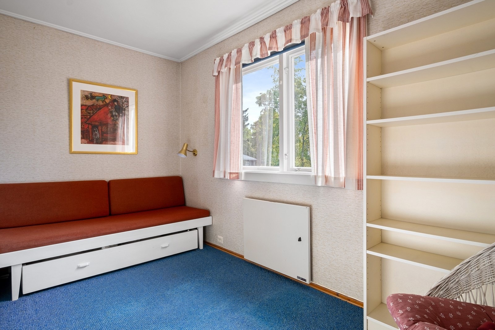 Soverom nr. 4.
Stort og fint soverom med garderobeskap, skrivebord og god plass til seng og ønsket møblement. Galleribilde