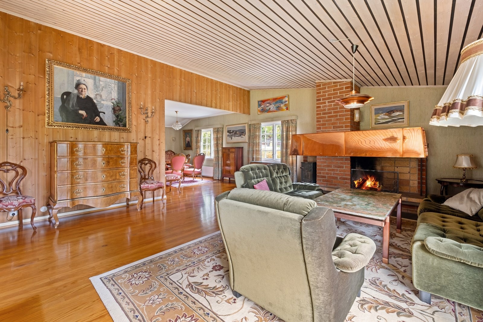 Stuen er svært romslig med god plass til flere sittegrupper. Galleribilde