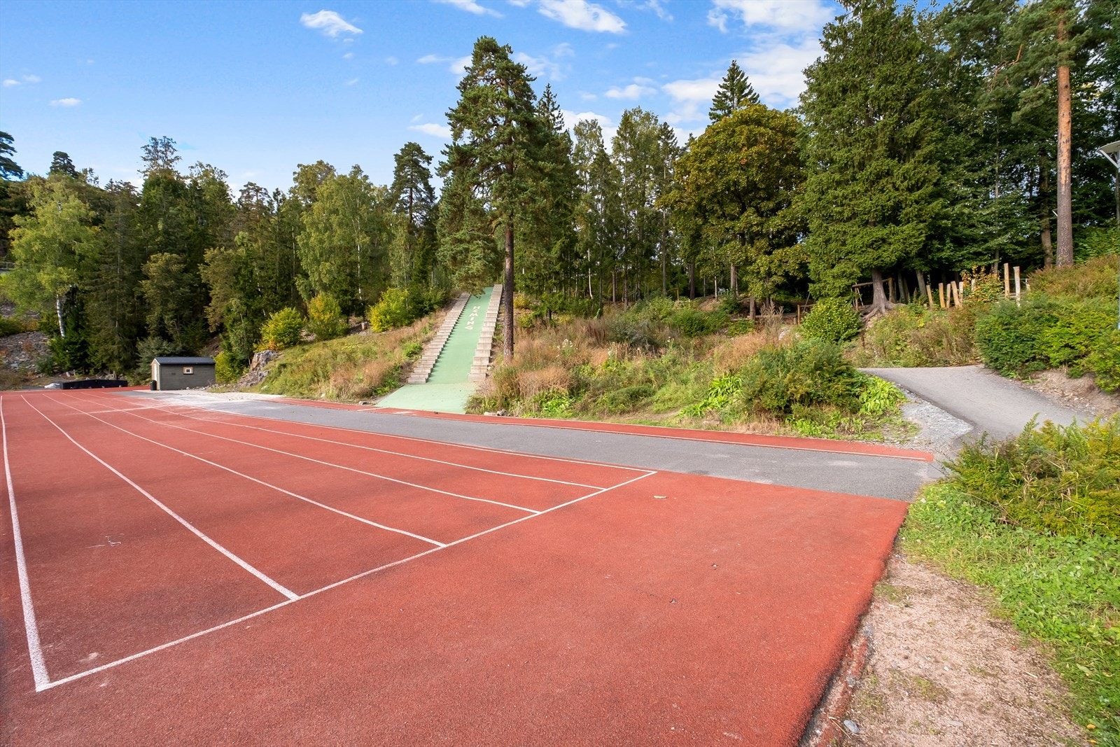 Heming Idrettsanlegg - Løpebane og hoppbakke. Galleribilde