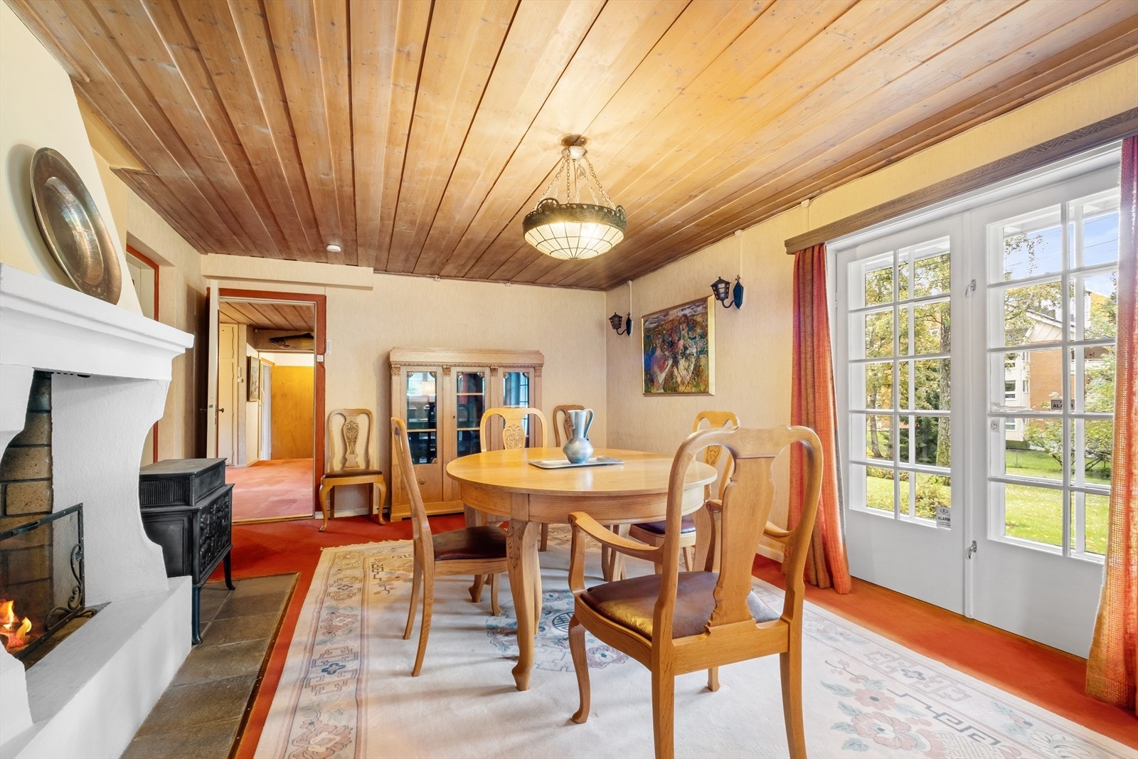 I enden av hallen kommer man til en romslig spisestue med peis og egen utgang til terrasse/ hage. Galleribilde