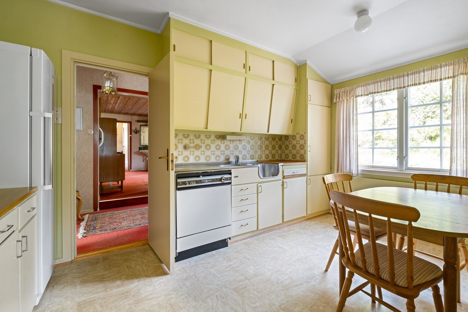 Innredning med malte fronter og ventilator. Galleribilde