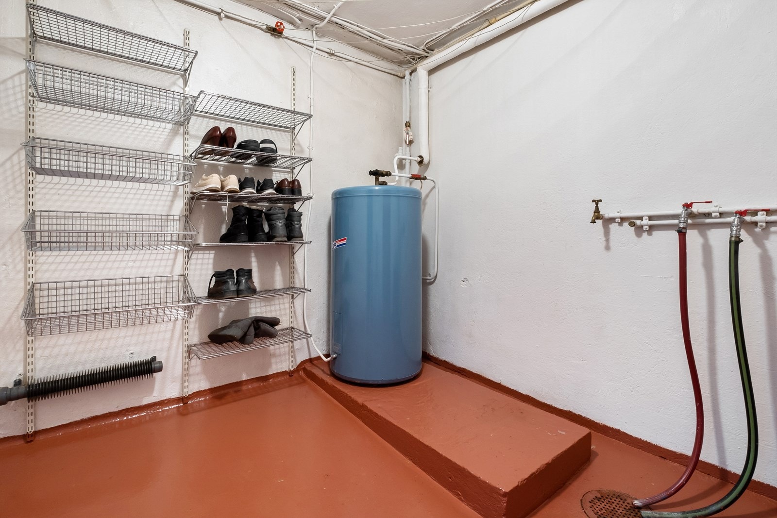 Fra spisestuen kommer man til et eldre vaskerom med opplegg til vaskemaskin og bereder. Galleribilde