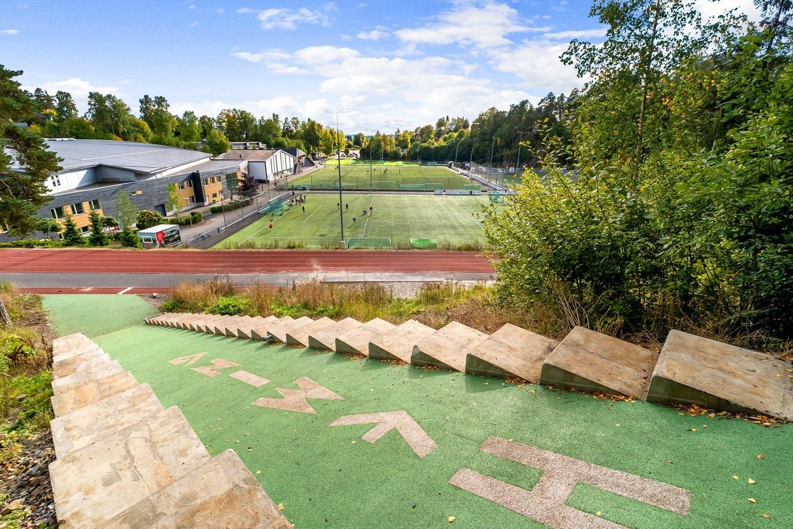 Heming Idrettsanlegg - Hoppbakke, fotballbane og idrettshall. Galleribilde