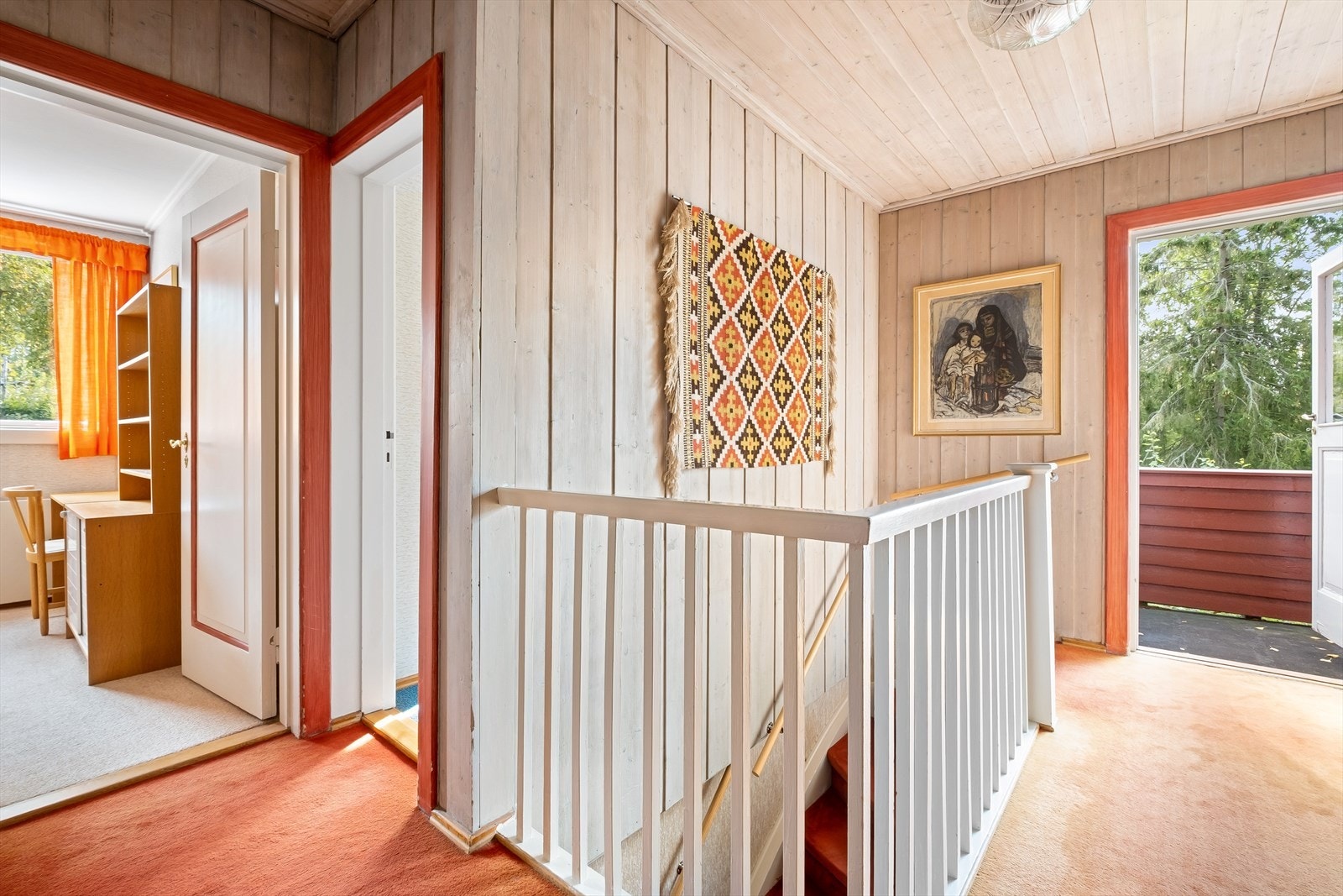 I trappegangen er det også luke med stige til loftet. Praktisk lagringsplass. Galleribilde