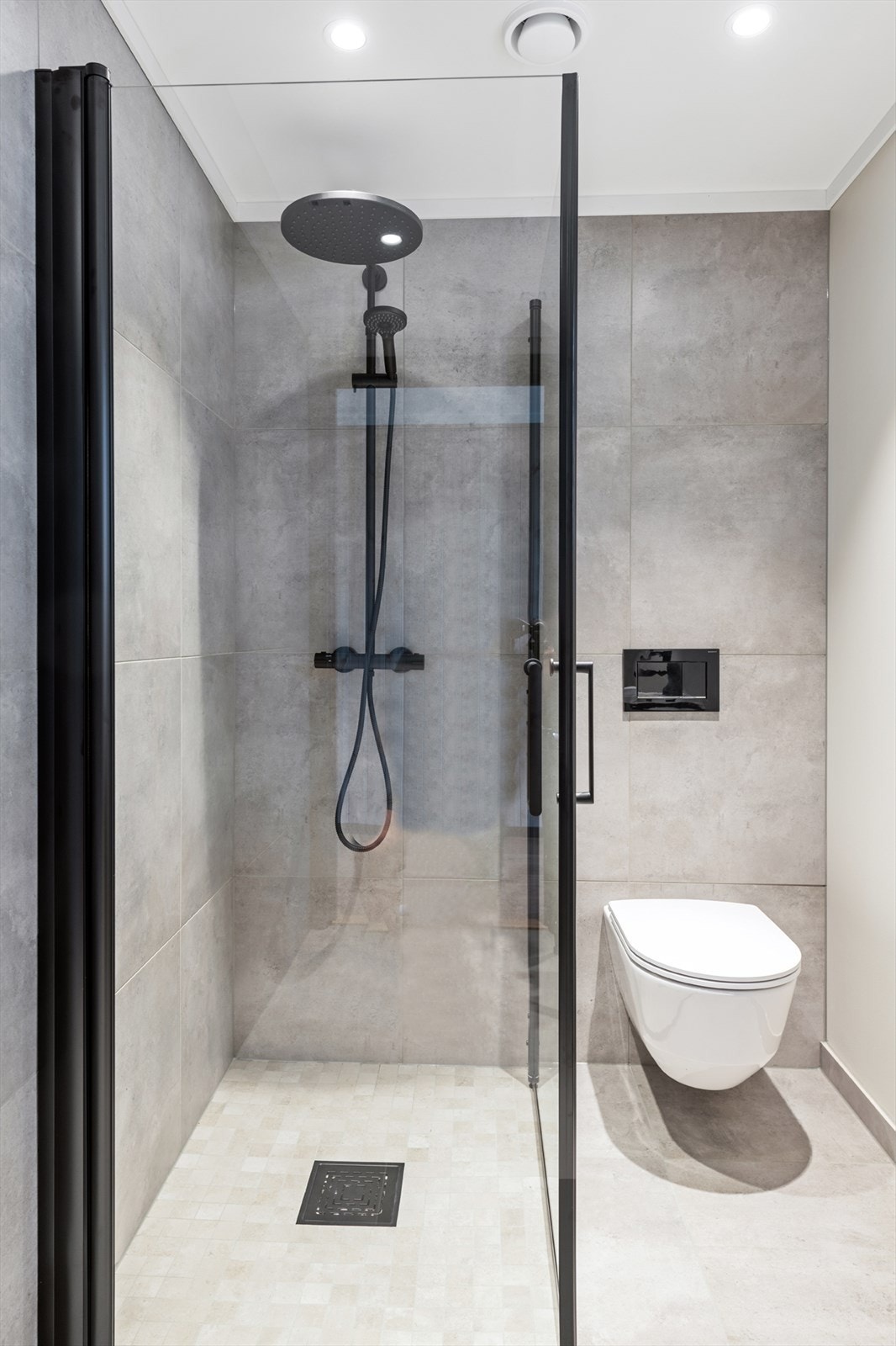 2-krans dusjbatteri med fossefall og eget fleksibelt dusjhode. Dusjvegger i glass Galleribilde