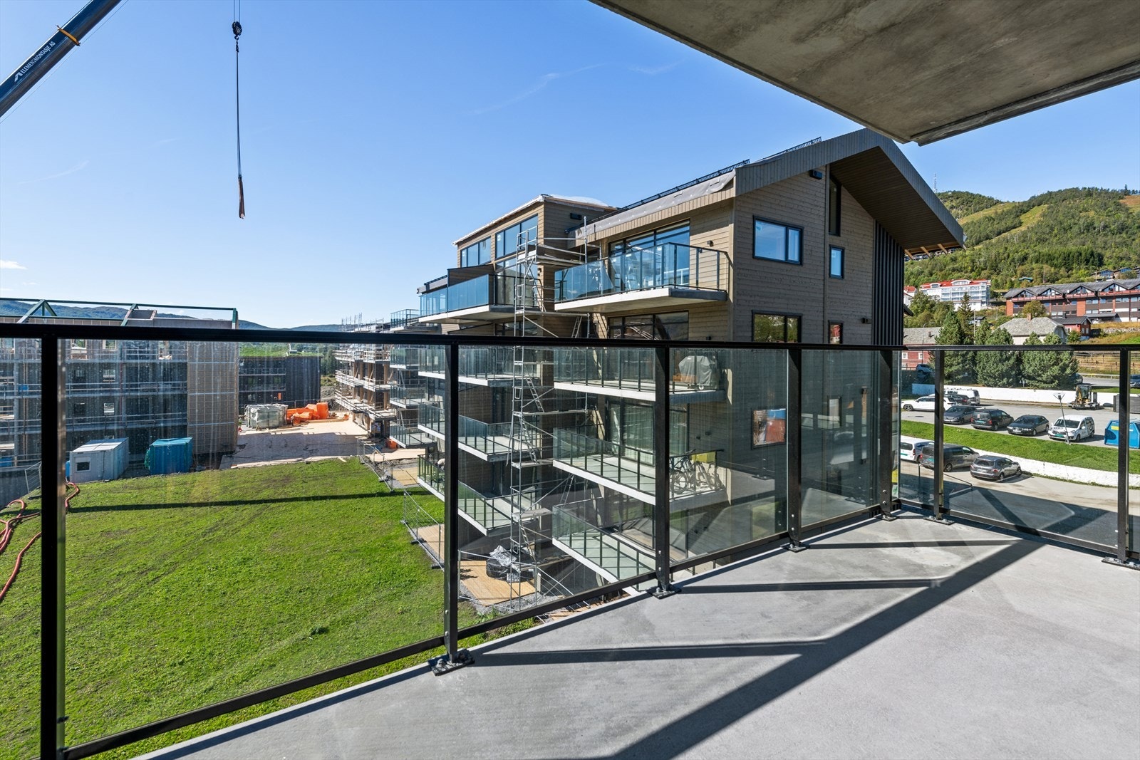 Den deilige balkongen på 11m2 er ett av høydepunktene i leiligheten. Vestvendt, romslig og med fantastisk utsikt. Galleribilde