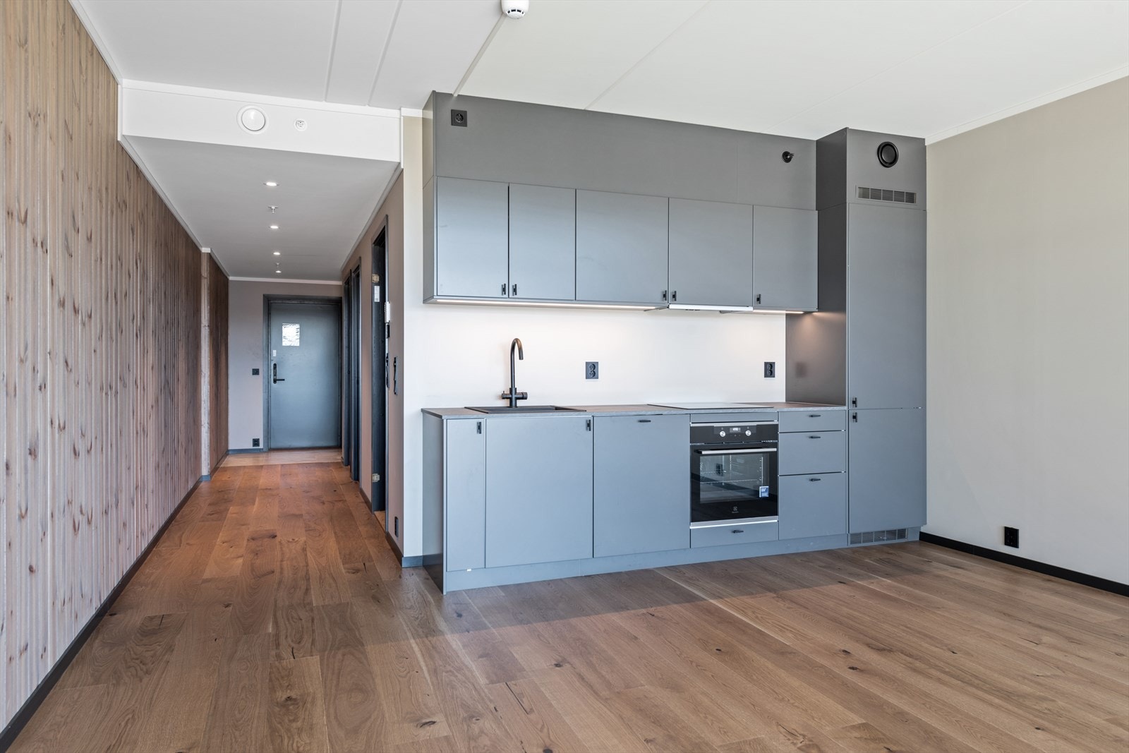 Leiligheten varmes opp med vannbåren varme via radiatorer ved yttervegg og elektriske varmekabler i gulv på bad og ved entre Galleribilde